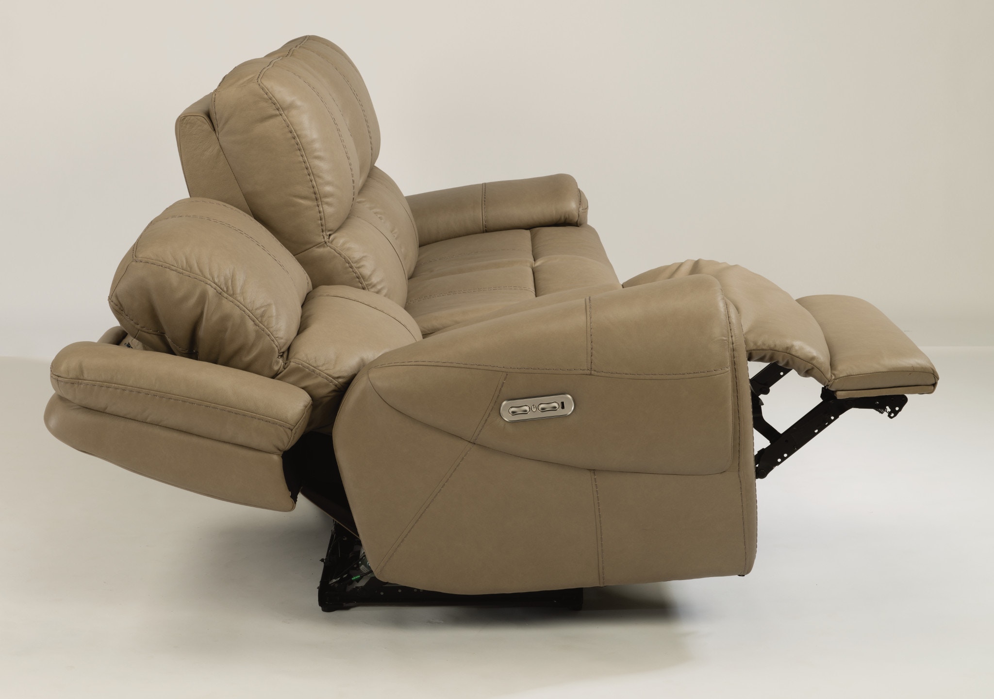 Living Room Flexsteel Power Sofa with Adjustable headrest, USB plug in