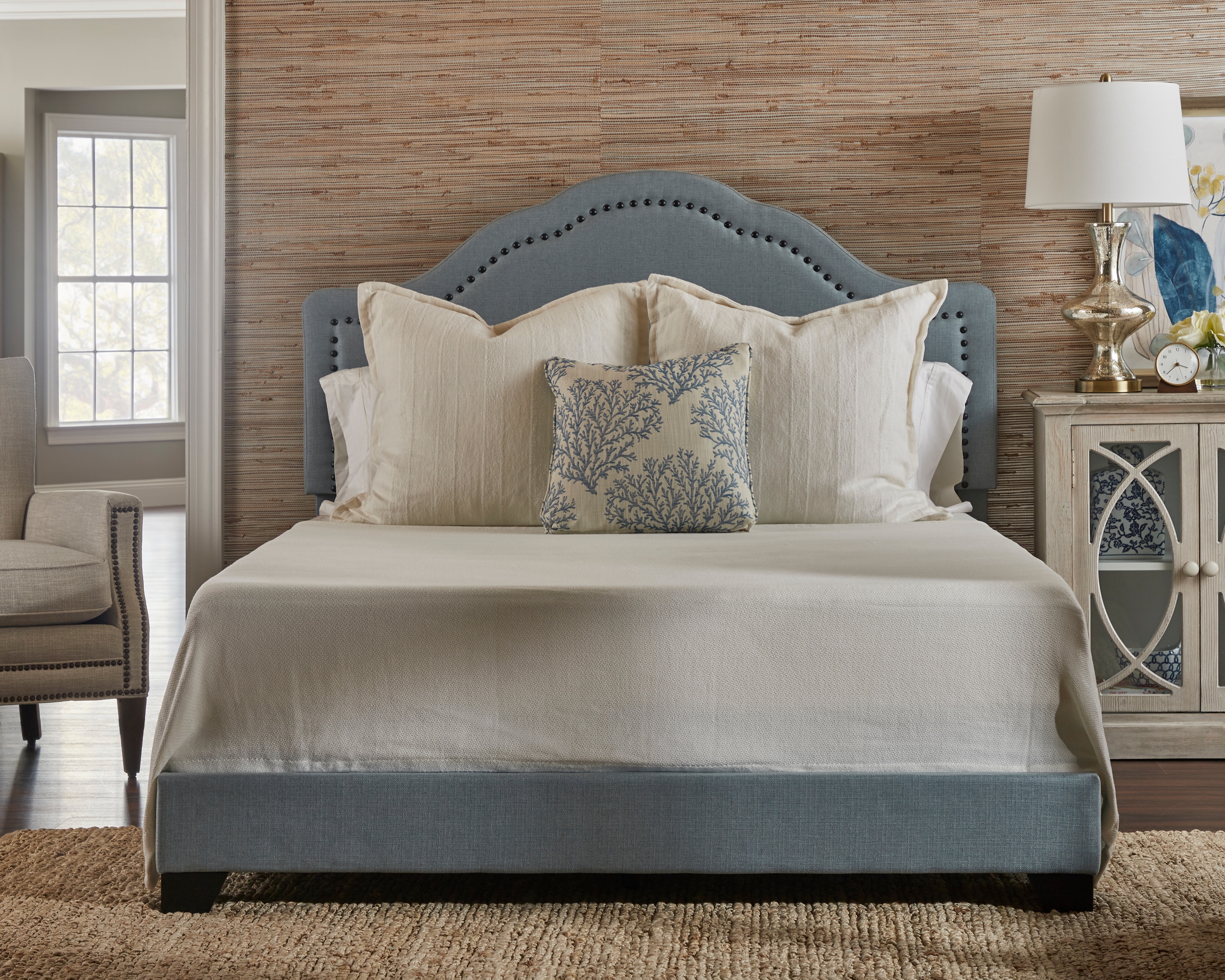 Klaussner International Bedroom Queen Bed Complete 298-501 ...