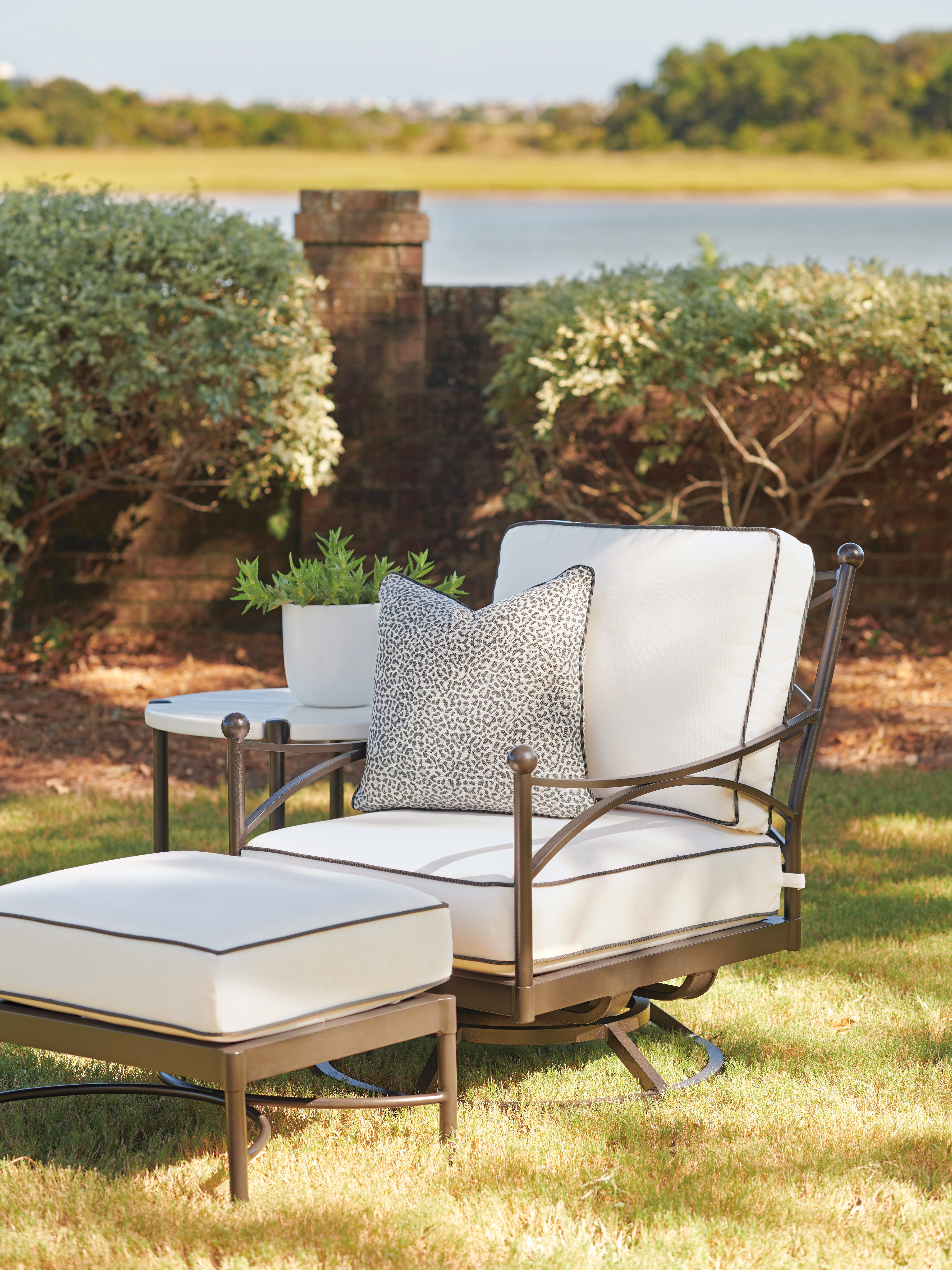 Tommy Bahama Outdoor Living Outdoor/Patio Swivel Lounge Chair 391111SW