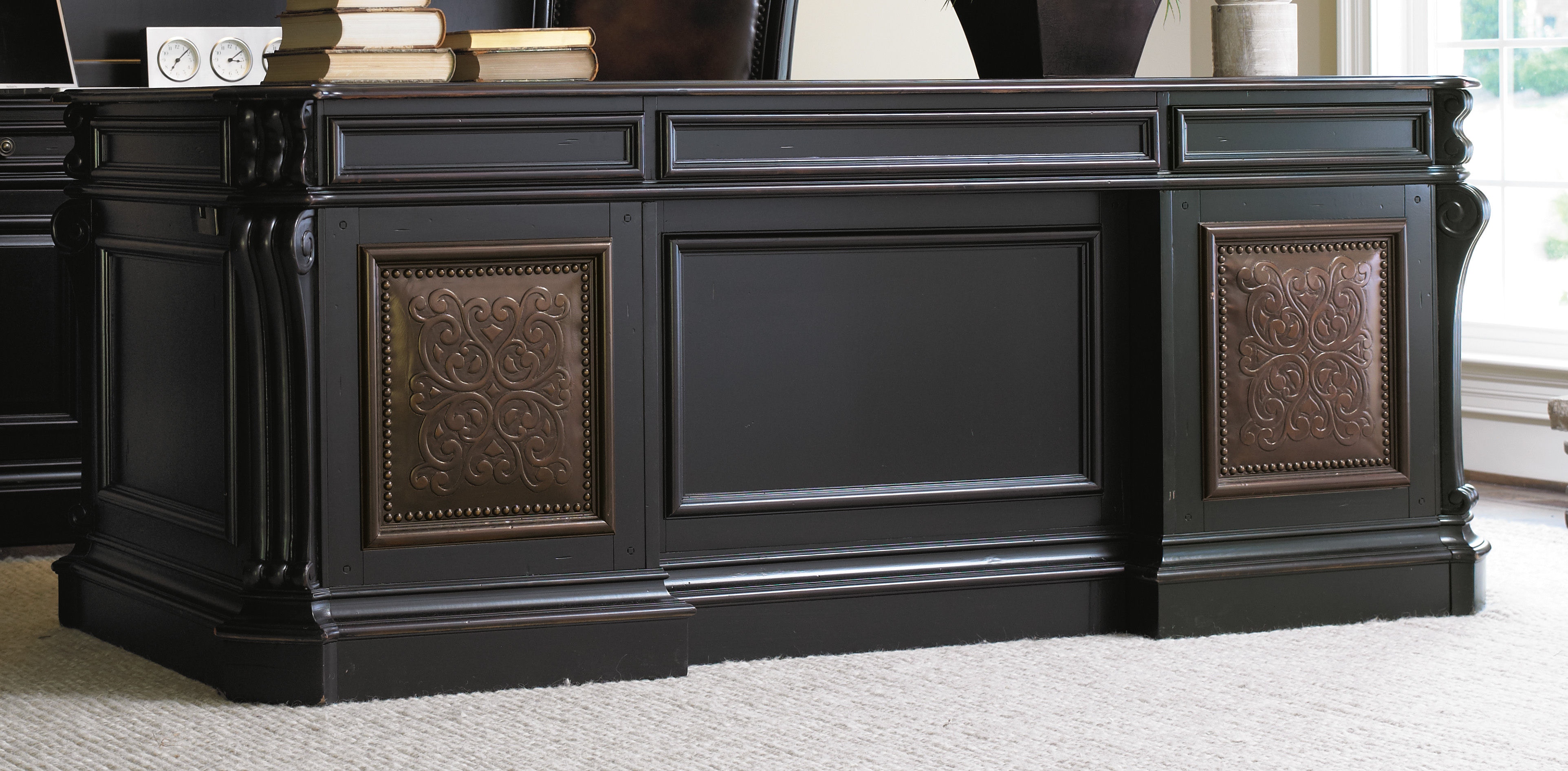 Executive style outlet desk