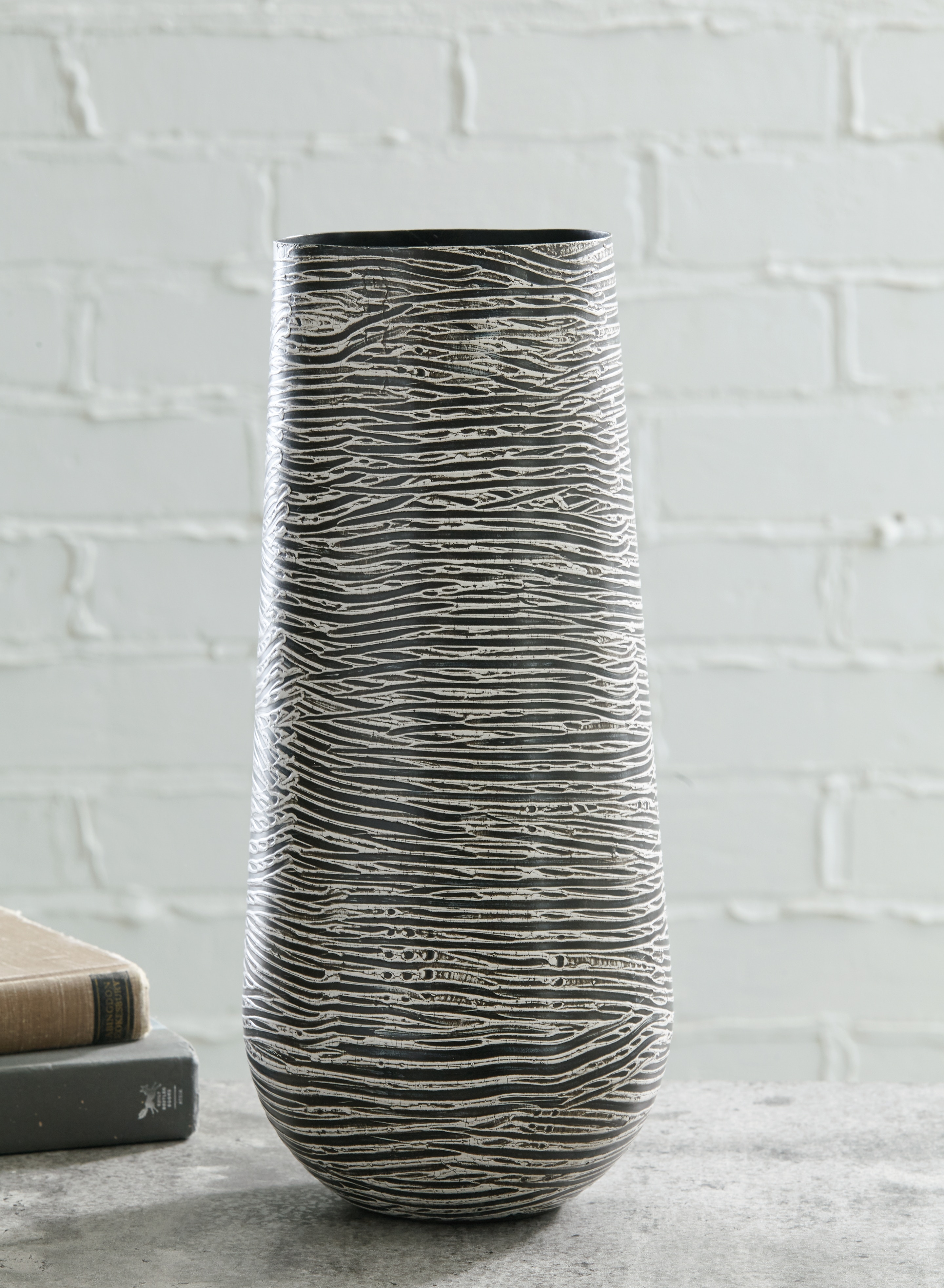 Signature Design by Ashley Home Accents Fynn Vase A2000515