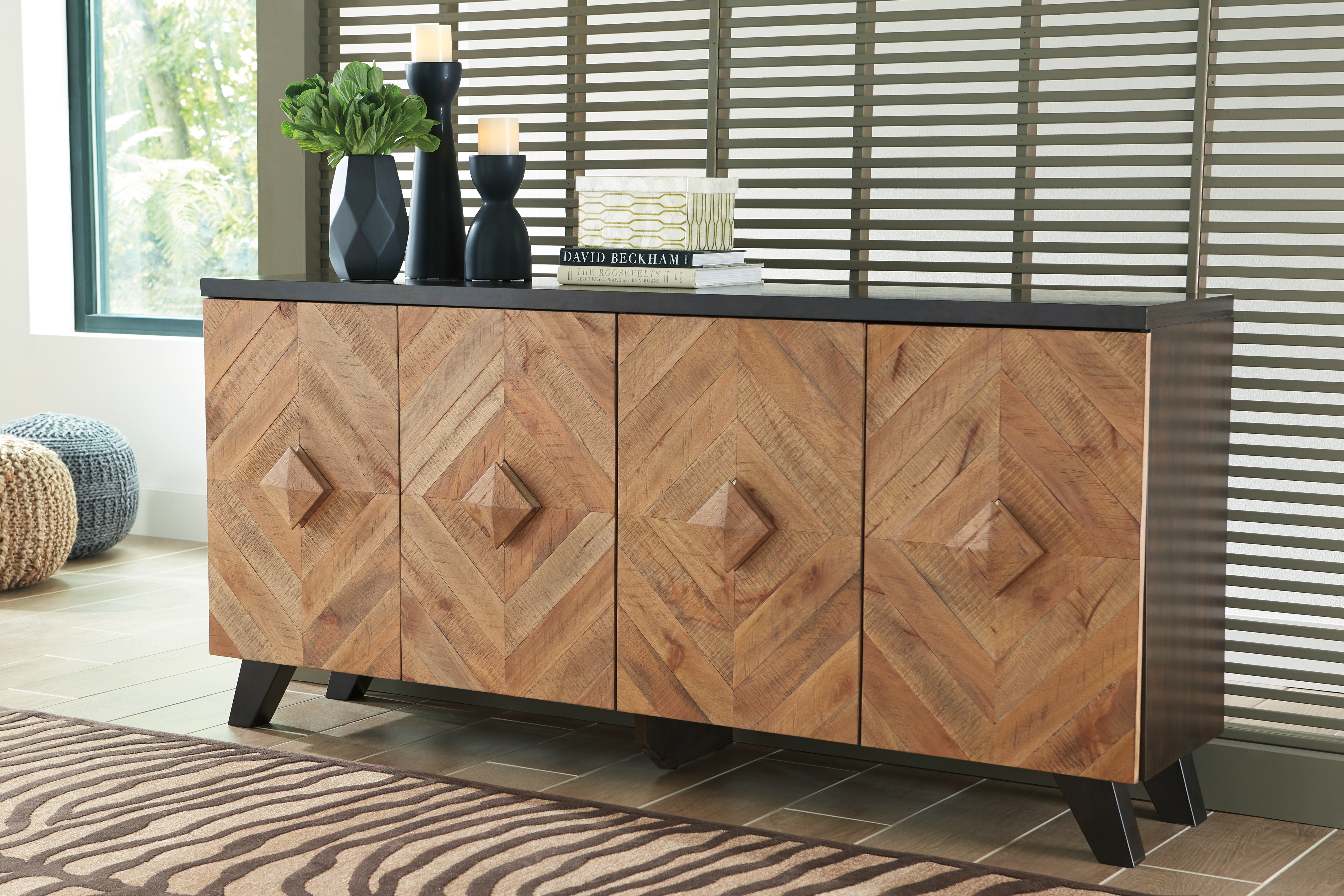 アンリアレイジ Signature Design by Ashley Living Room Robin Ridge Accent Cabinet