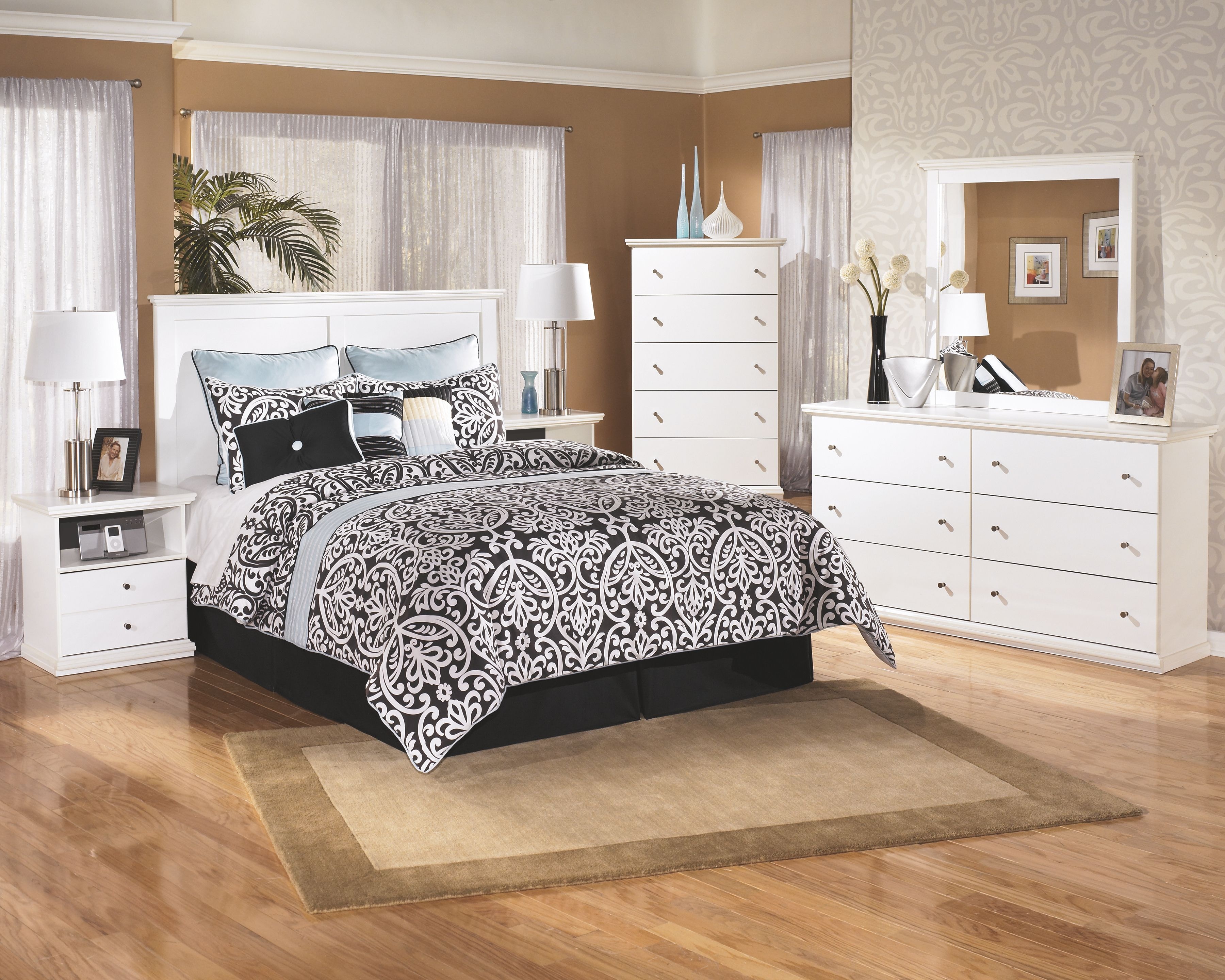 Signature Design by Ashley Bedroom Bostwick Shoals Chest of