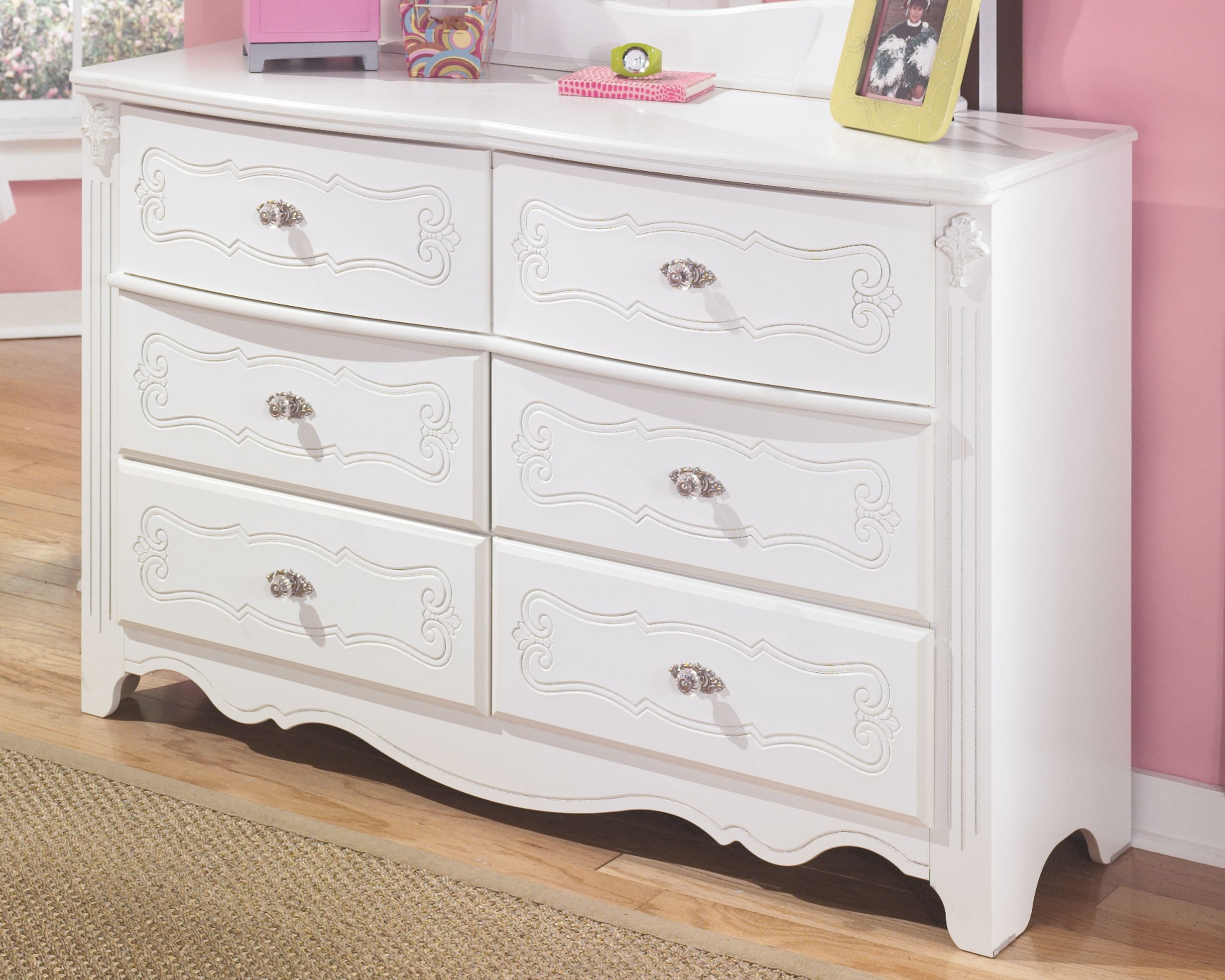 Signature Design by Ashley Bedroom Exquisite Dresser B18821
