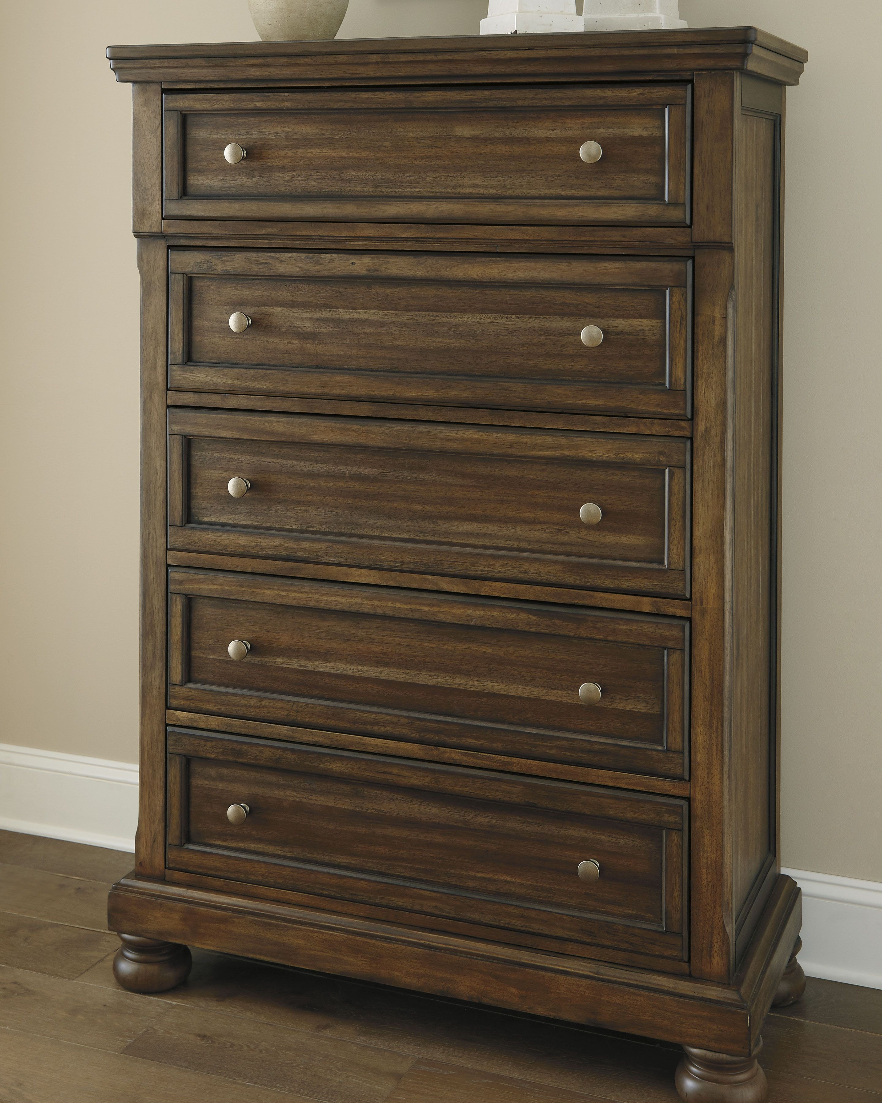 Signature Design By Ashley Bedroom Flynnter Chest Of Drawers B719-46 ...