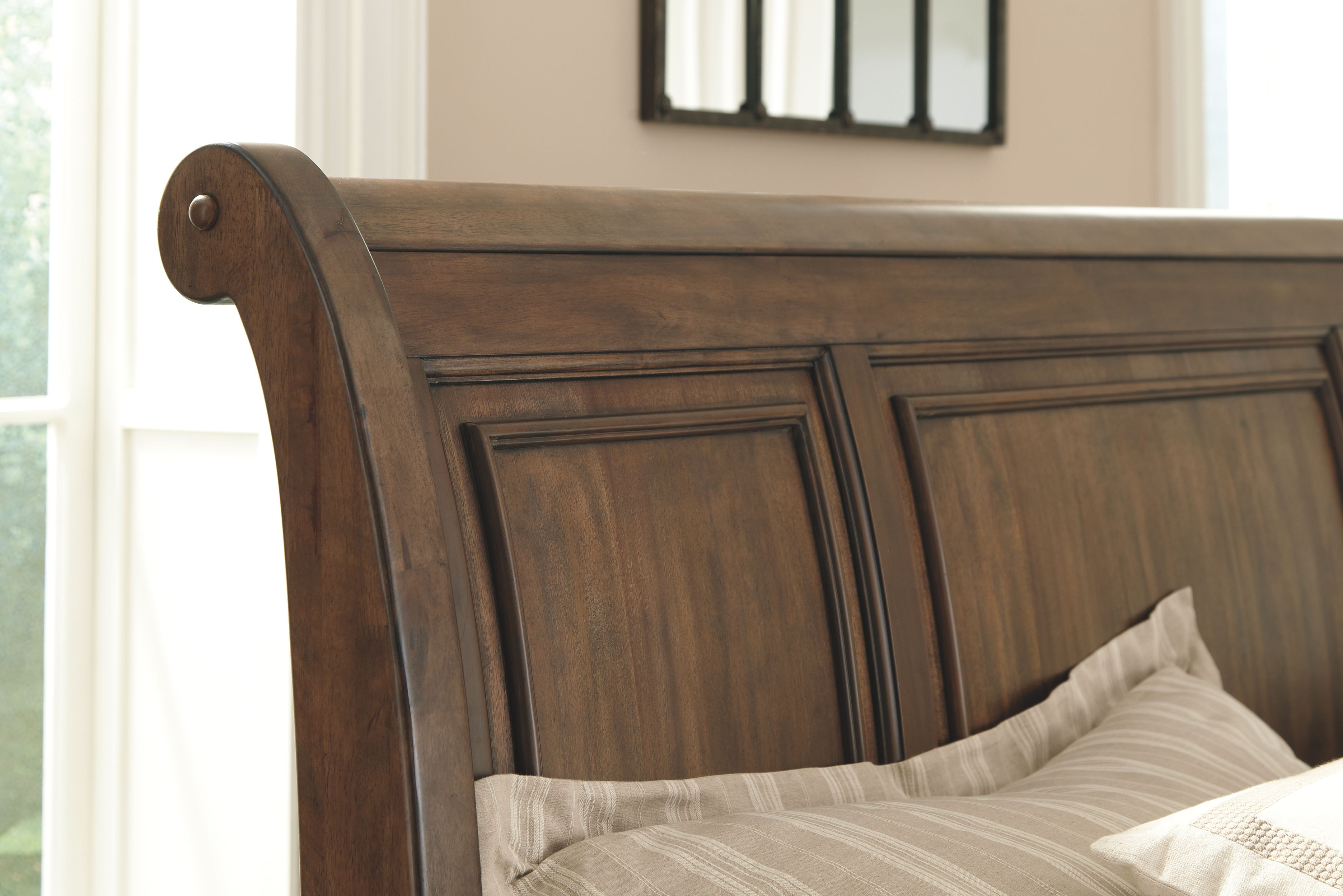 Flynnter king sleigh bed discount