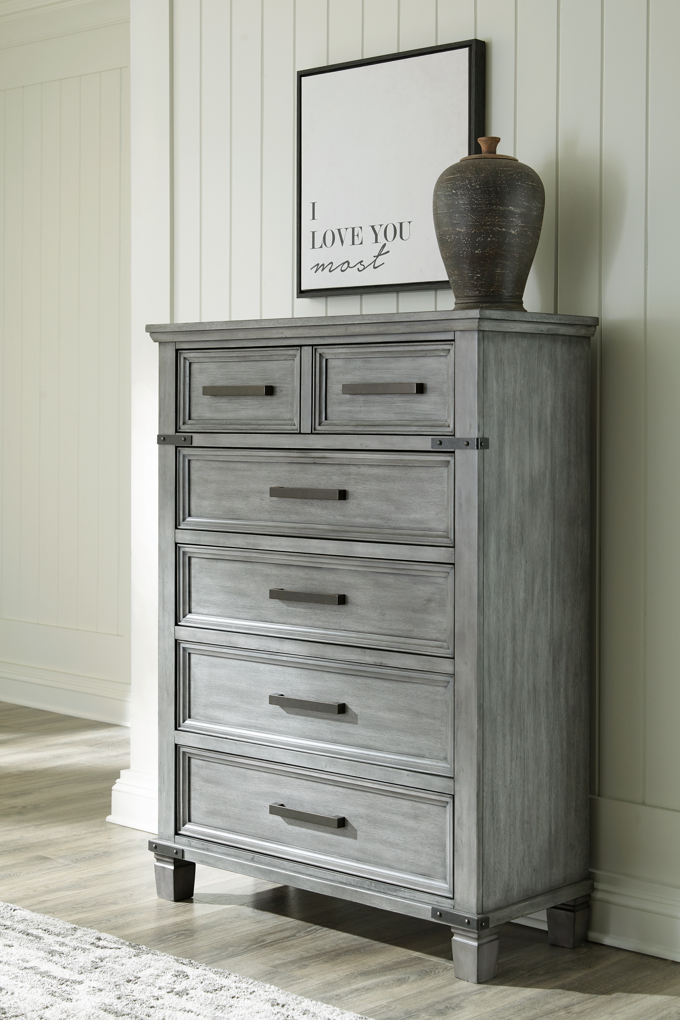 Signature Design by Ashley Bedroom Russelyn Chest of Drawers B772