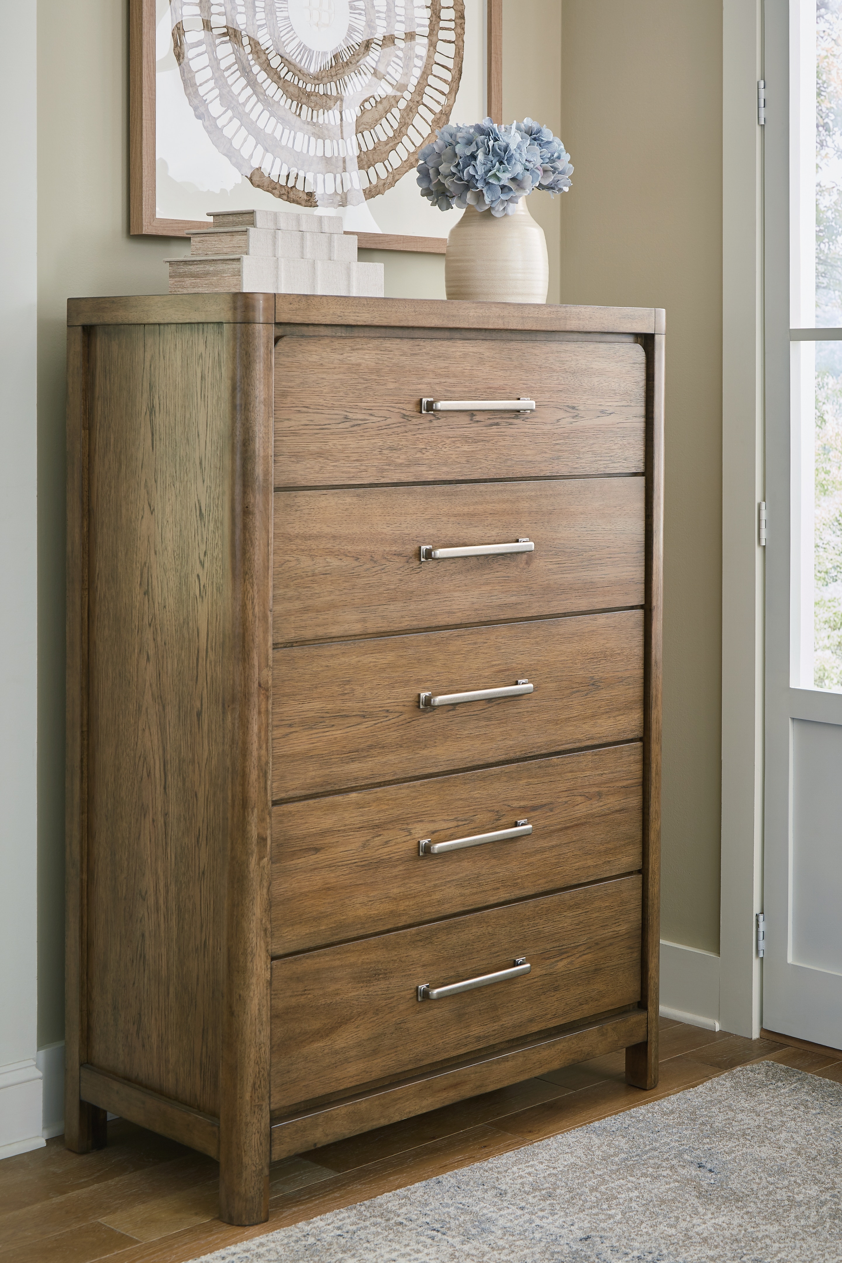 未開封テリ・ワイフェンバックBetween Maple and Chestnut Signature Design by Ashley Bedroom Cabalynn Chest of Drawers