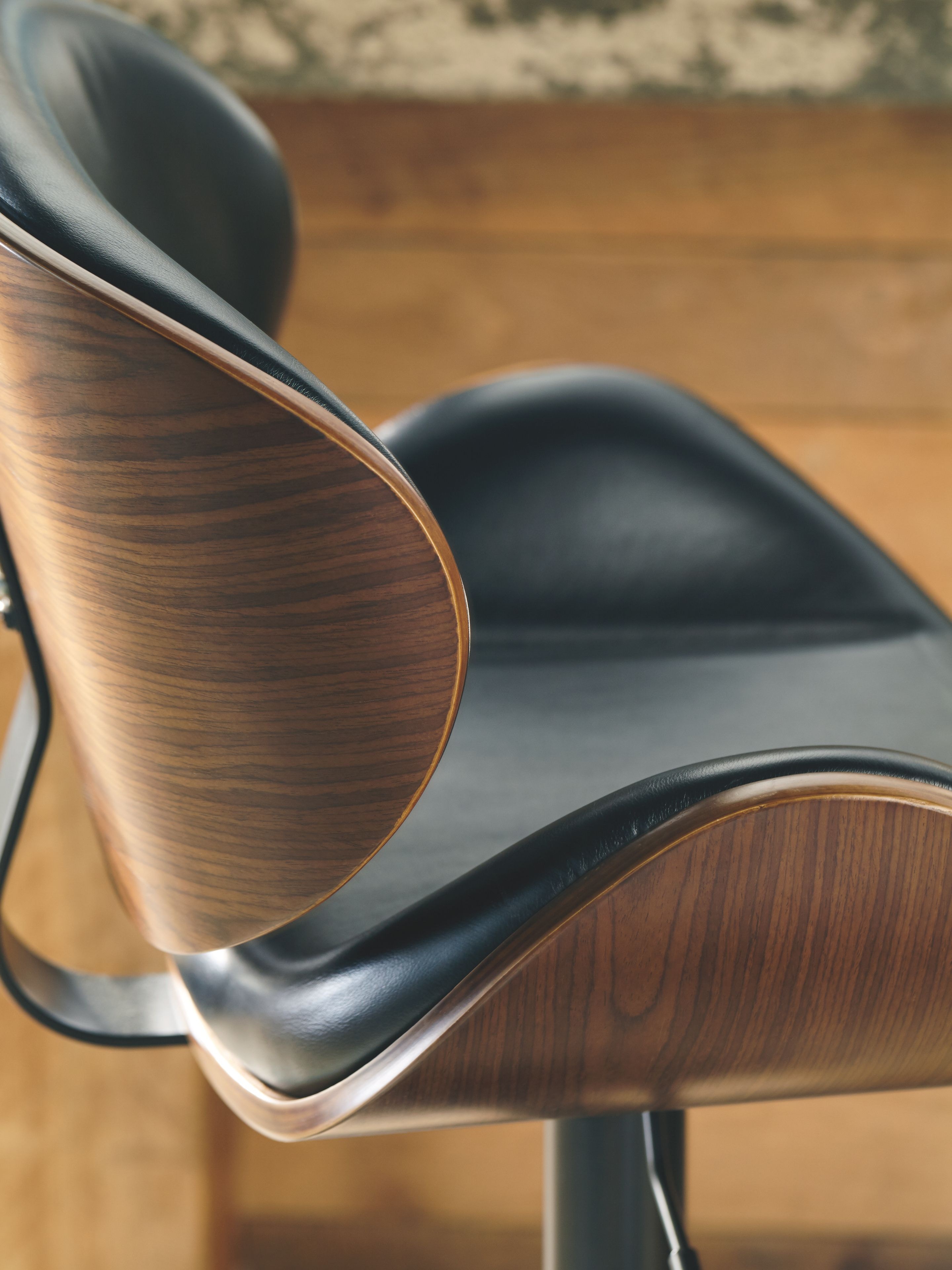 Signature Design by Ashley Casual Dining Bellatier Adjustable