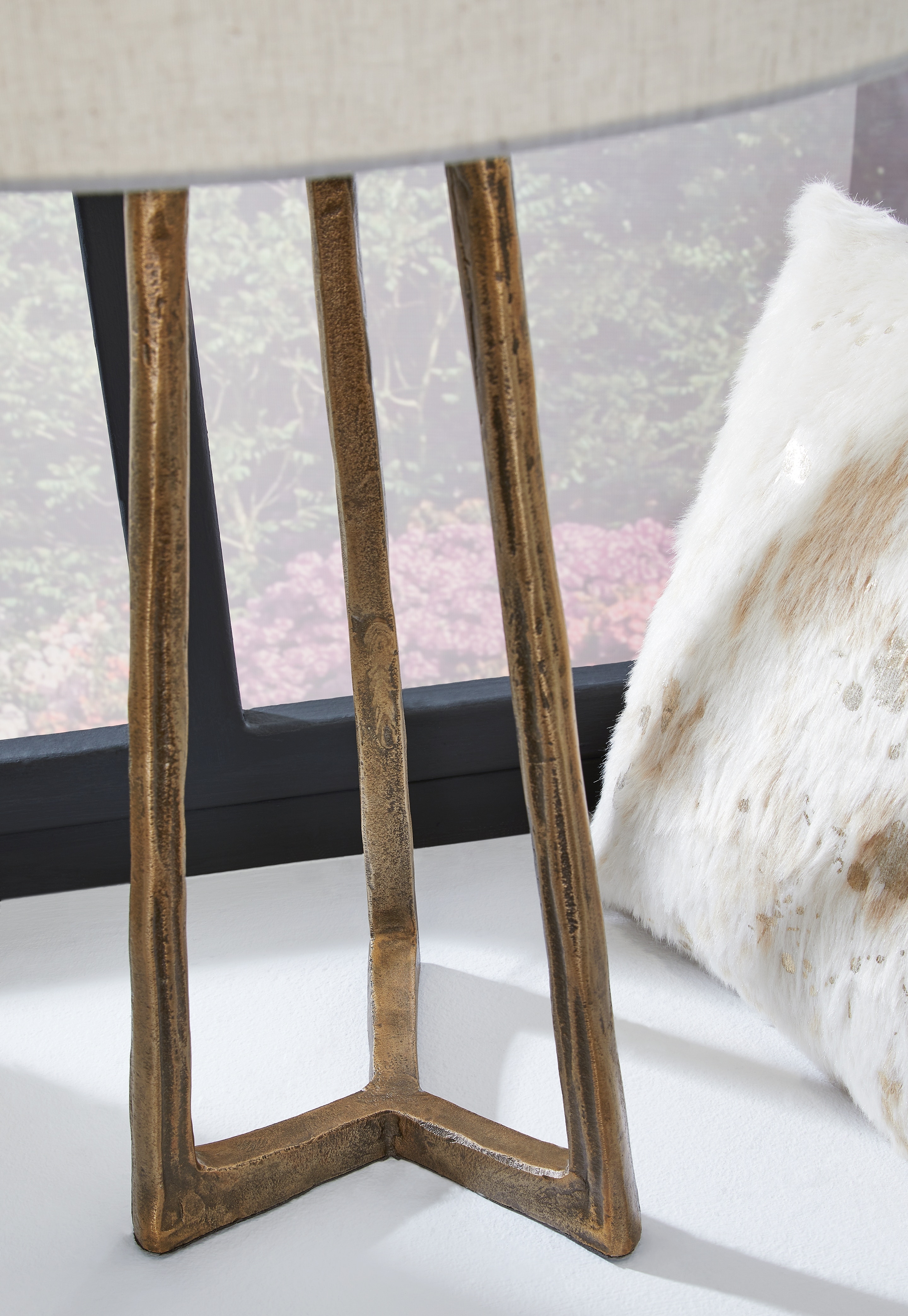 Signature Design by Ashley Table and Floor Lamps Ryandale Table