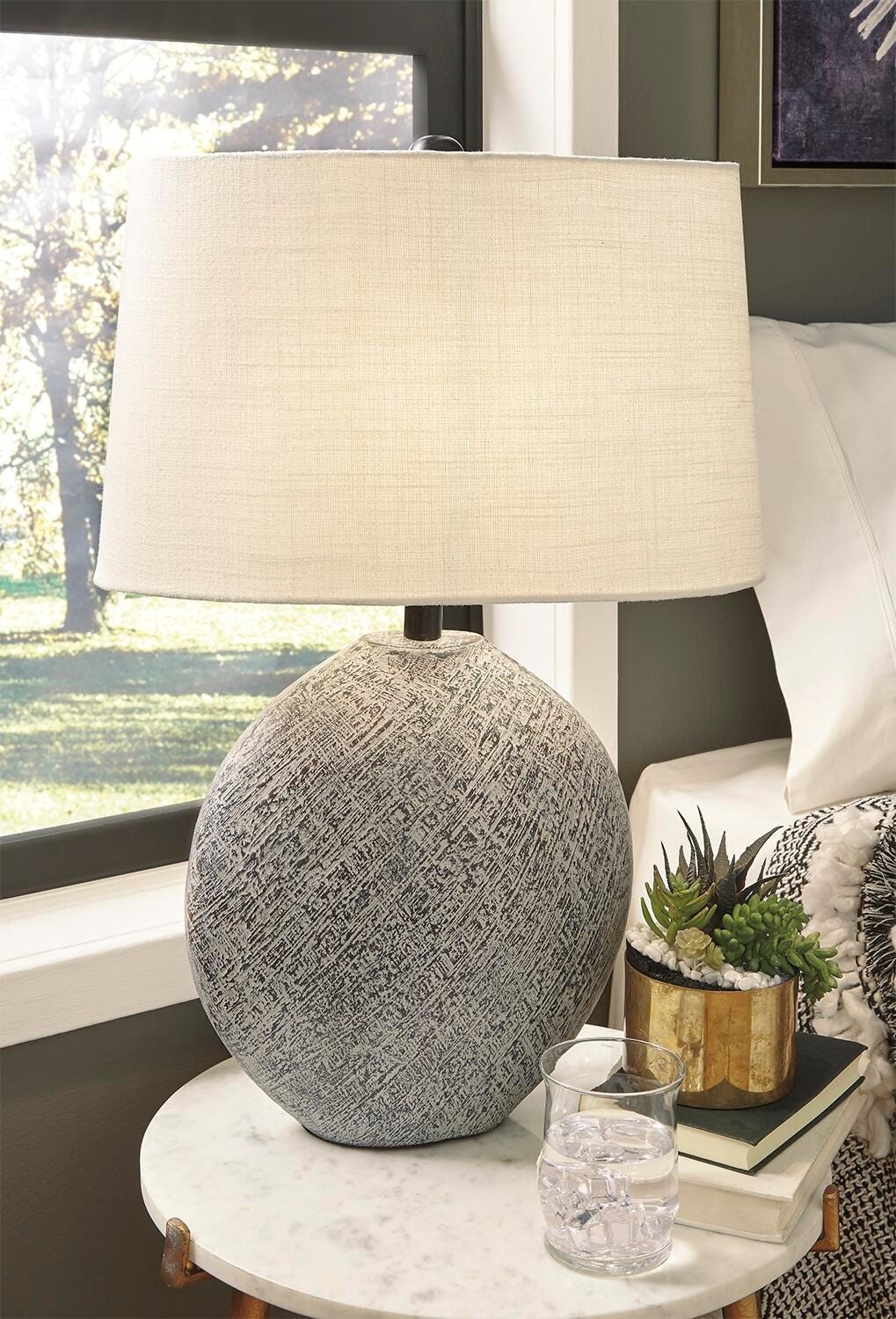 atelierライトグレー Signature Design by Ashley Calbert L235824 Poly Table Lamp