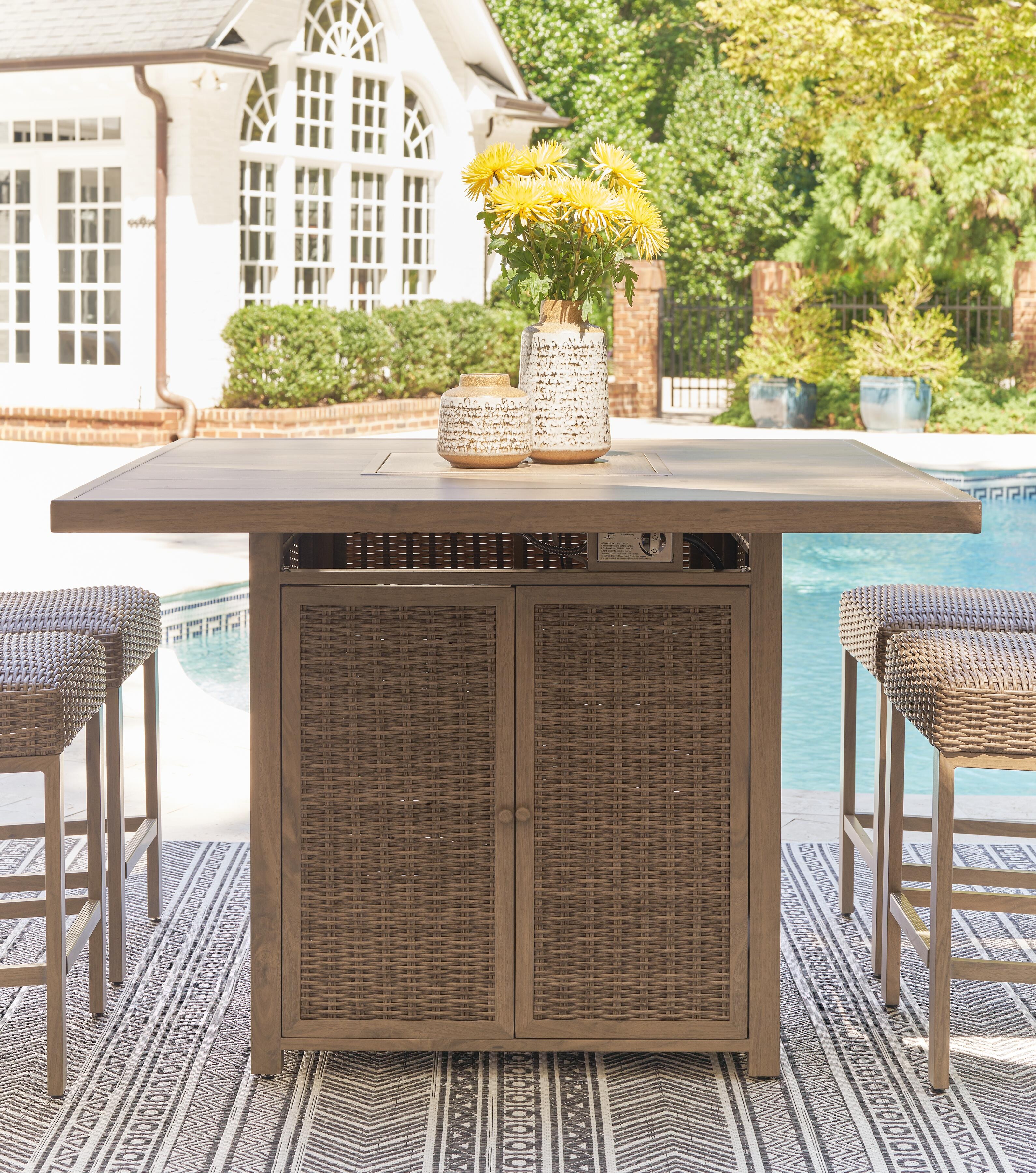 Signature Design by Ashley Outdoor Furniture Walton Bridge Outdoor