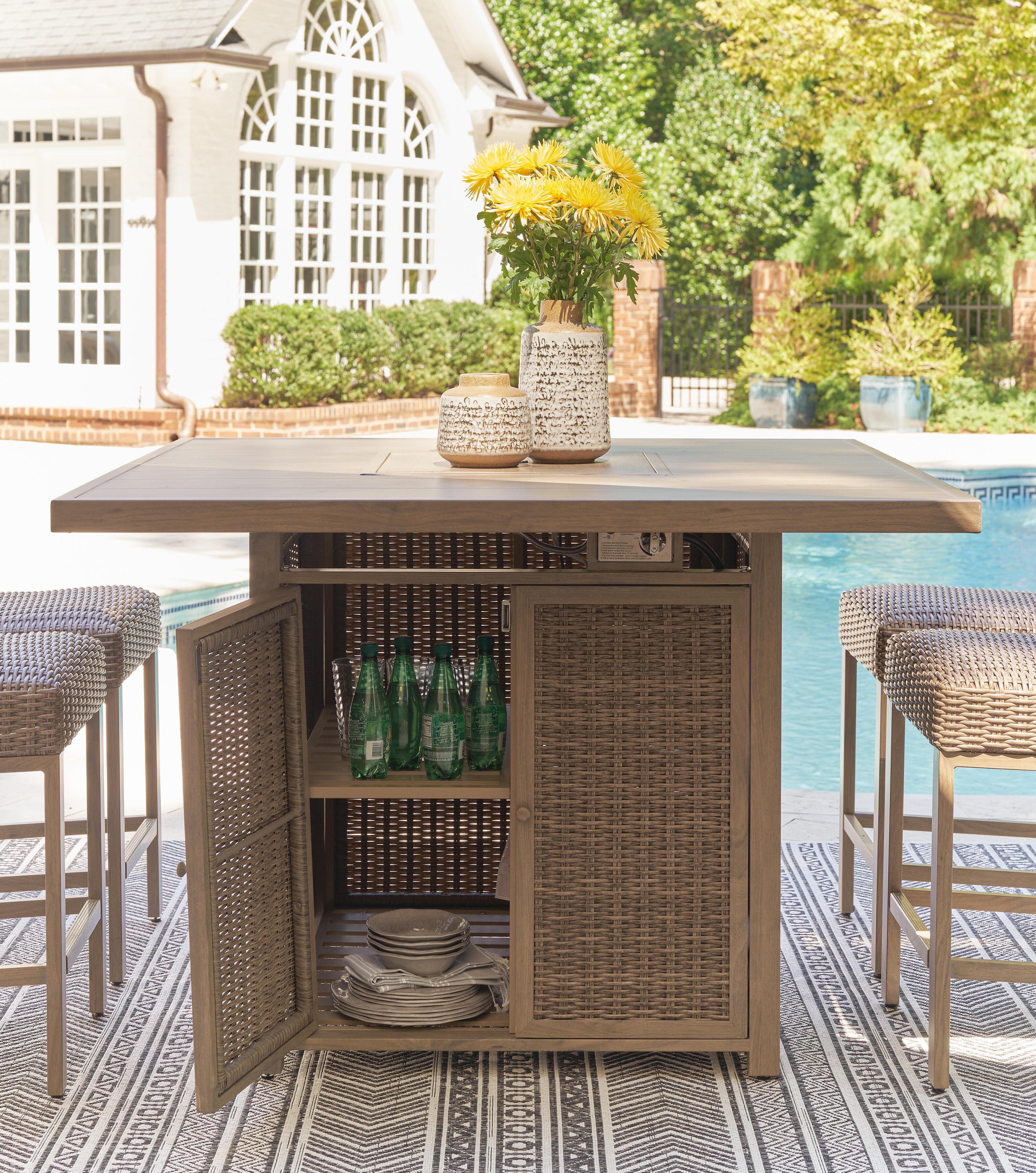 Signature Design by Ashley Outdoor Furniture Walton Bridge Outdoor