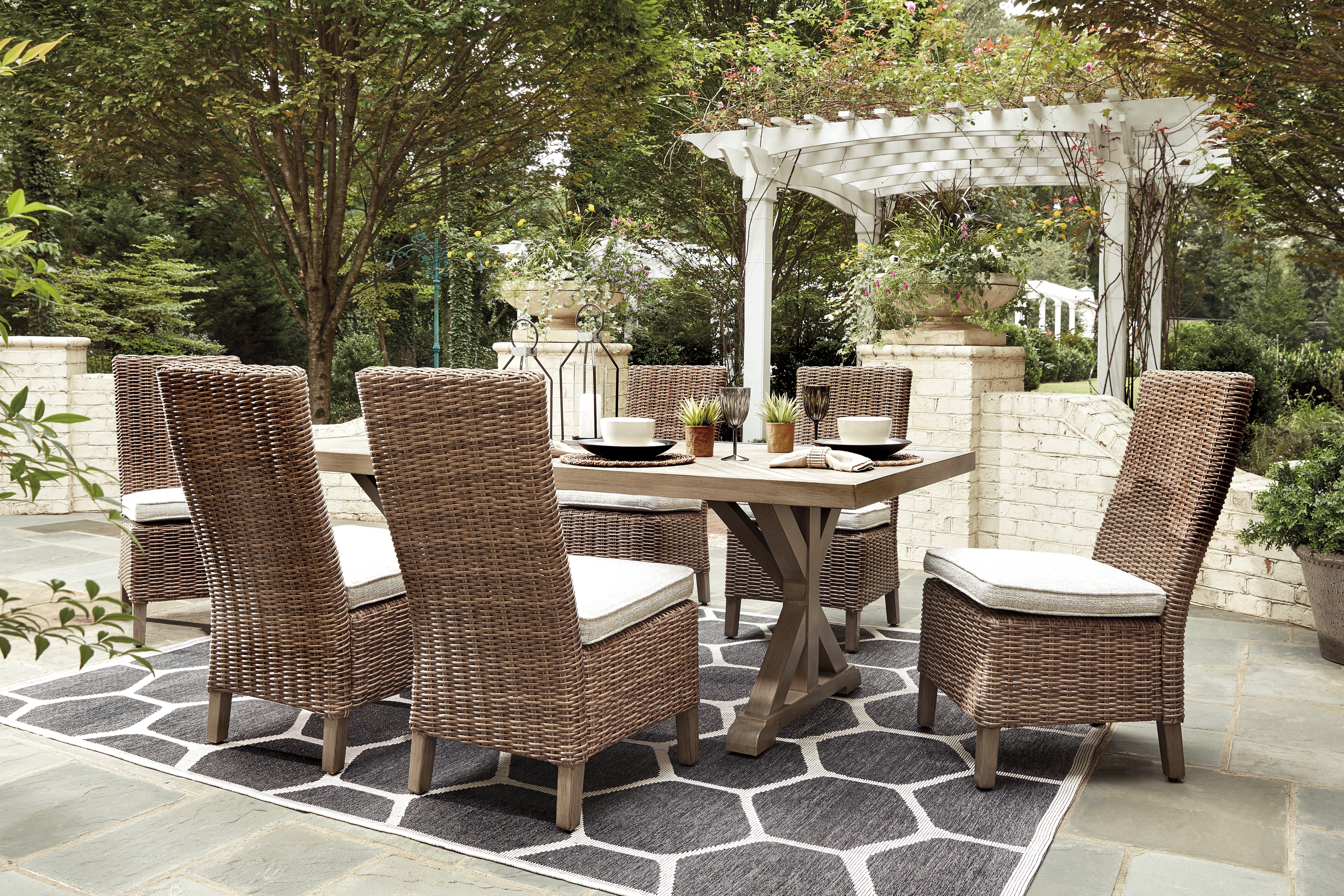 Signature Design by Ashley Outdoor Furniture Beachcroft