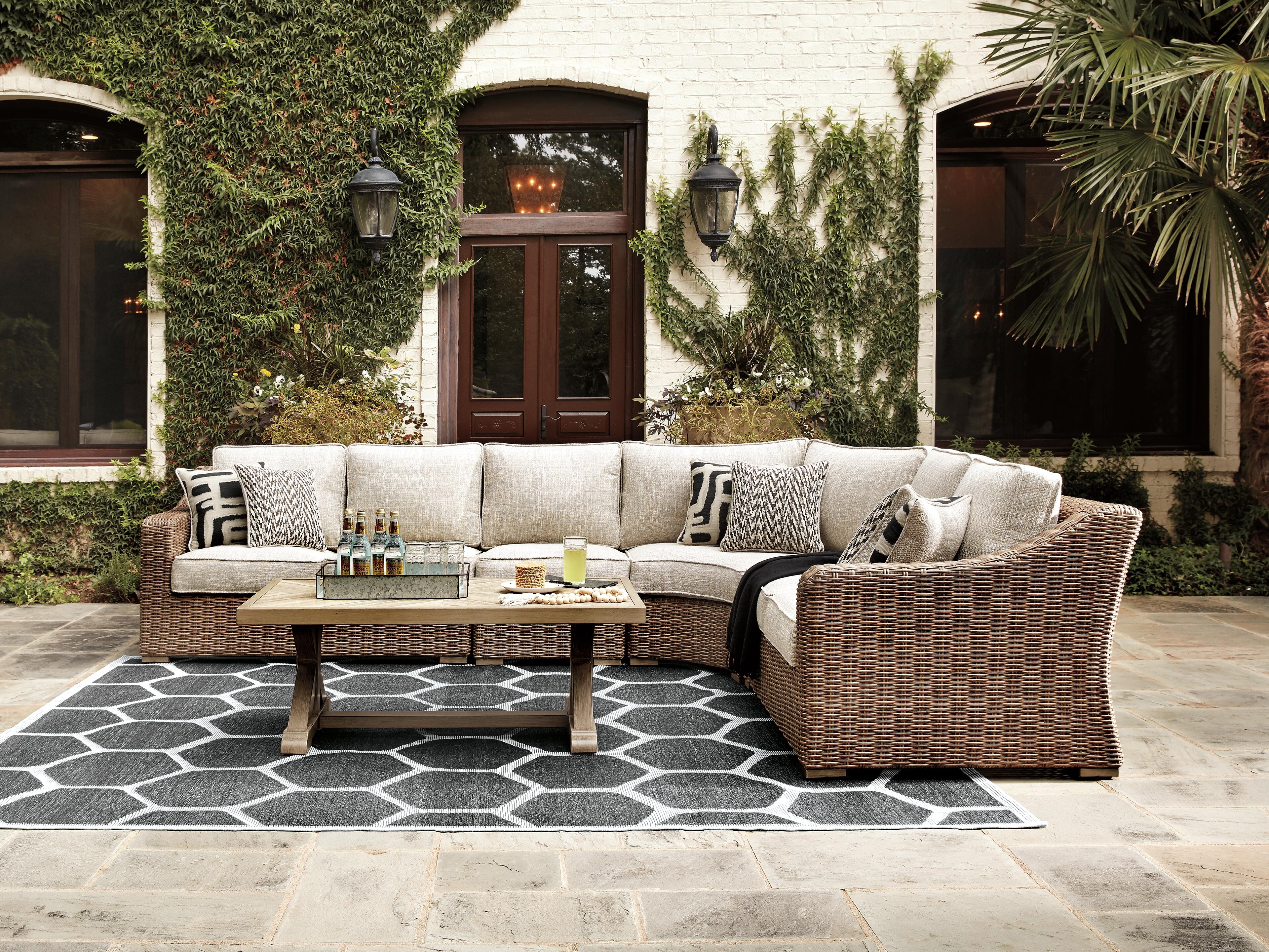 Signature Design by Ashley Outdoor Furniture Beachcroft 4-Piece