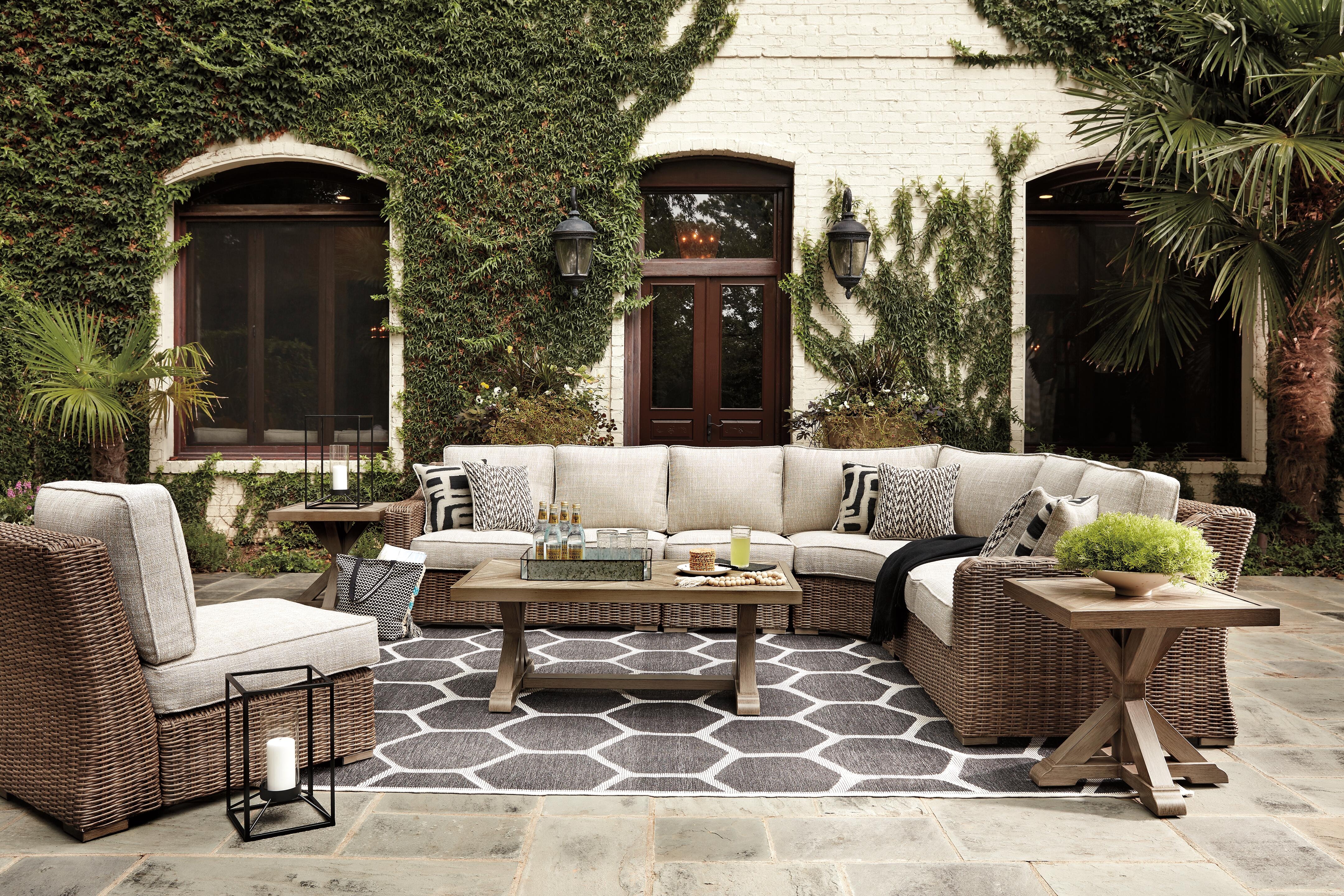 Signature Design by Ashley Outdoor Furniture Beachcroft 5-Piece