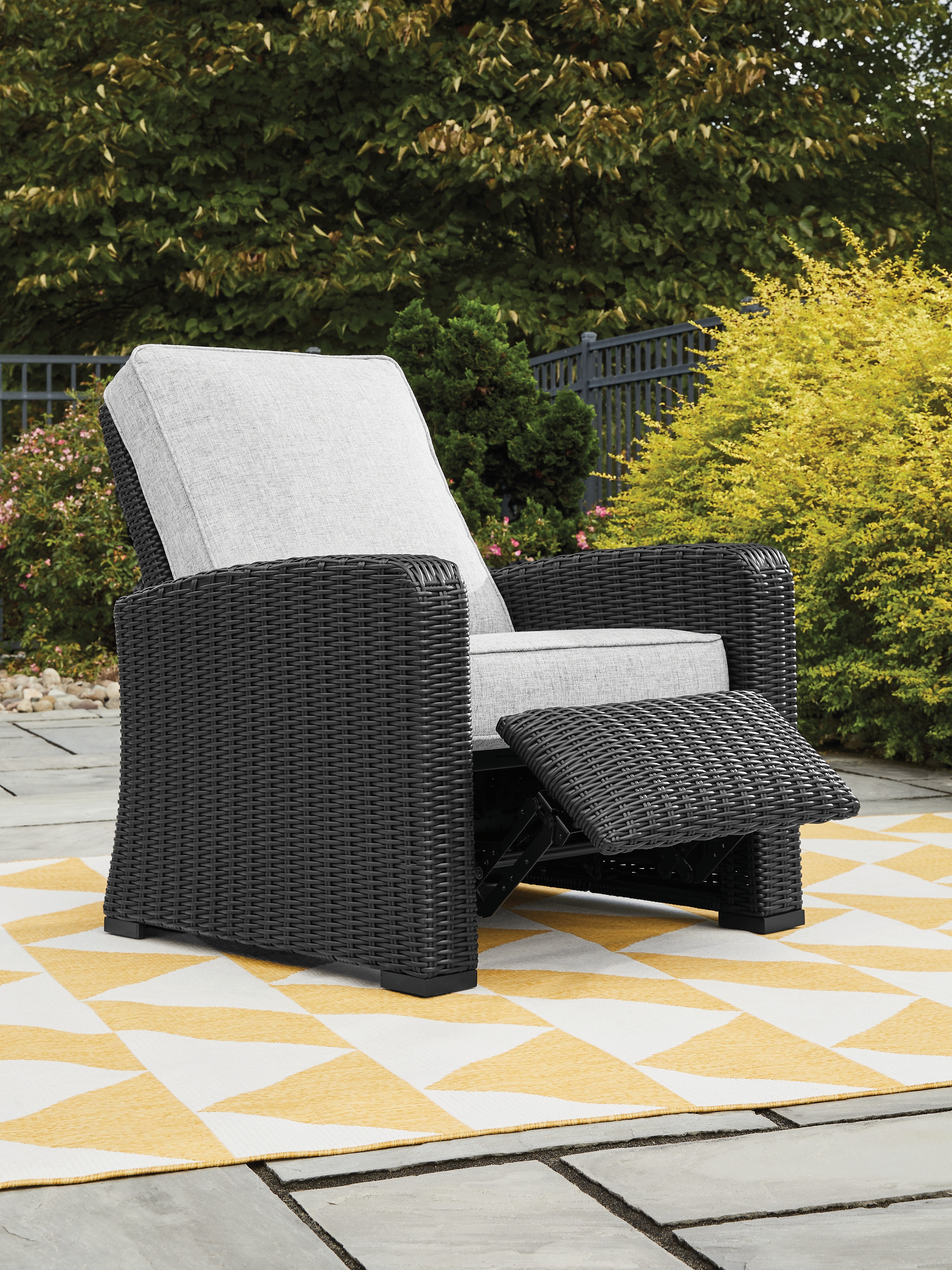 Signature Design by Ashley Outdoor Furniture Beachcroft Outdoor
