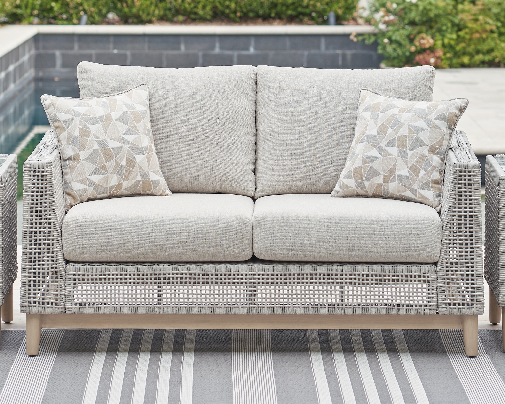 Signature Design by Ashley Outdoor Furniture Seton Creek