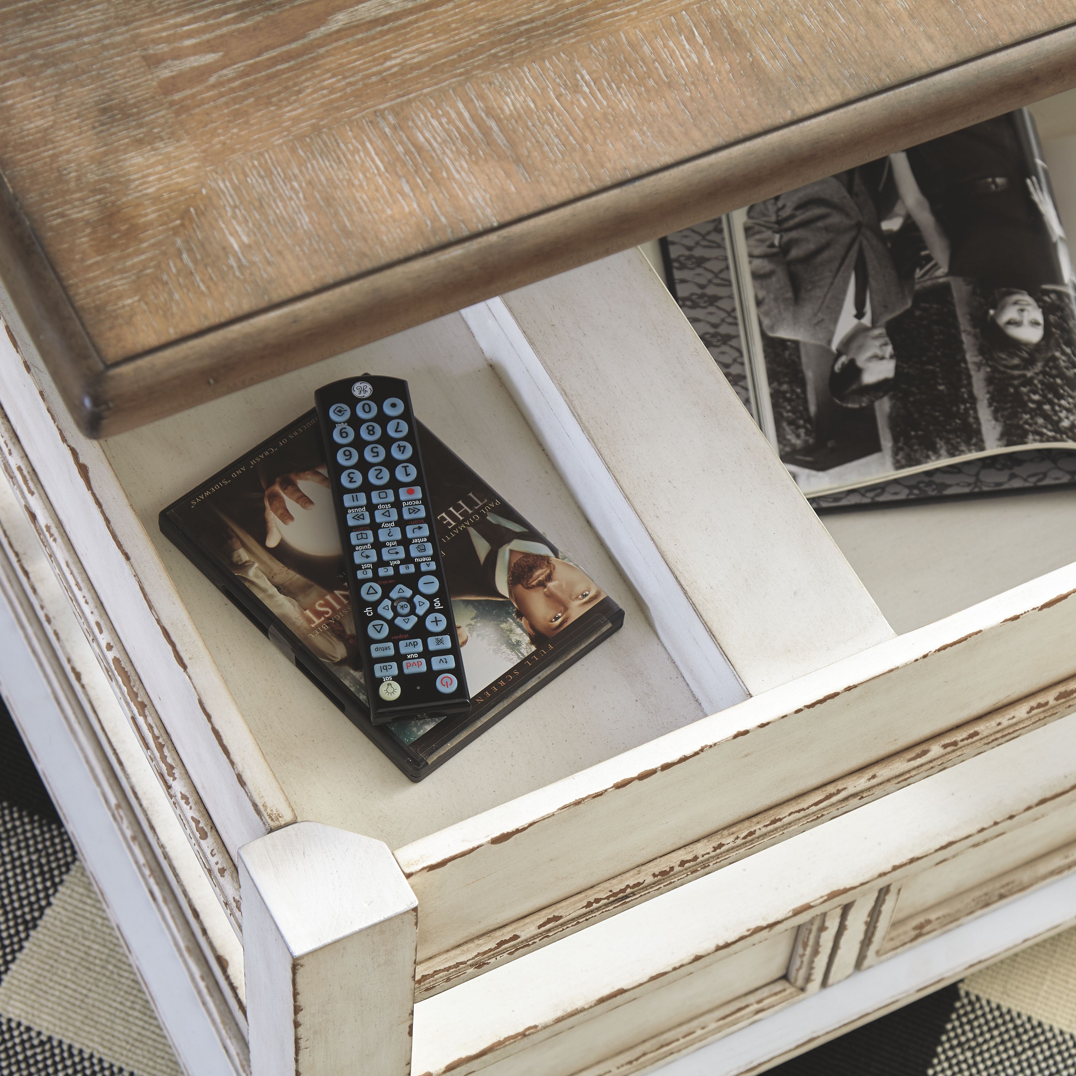 Ashley Realyn Realyn Coffee Table with Lift Top T5239 Portland, OR