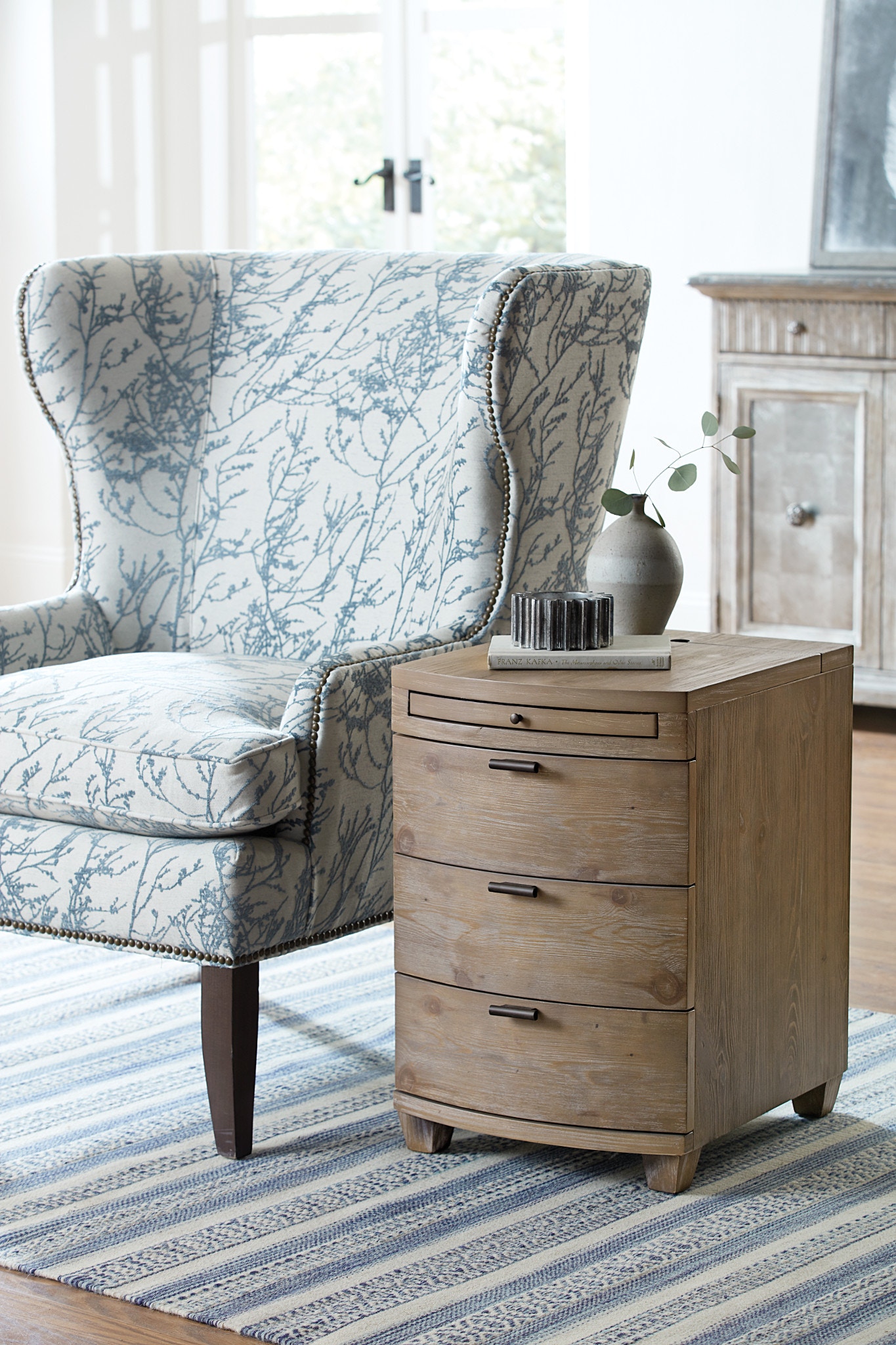 Hammary Living Room Driftwood Bowfront Chairside 200-025 Wenz