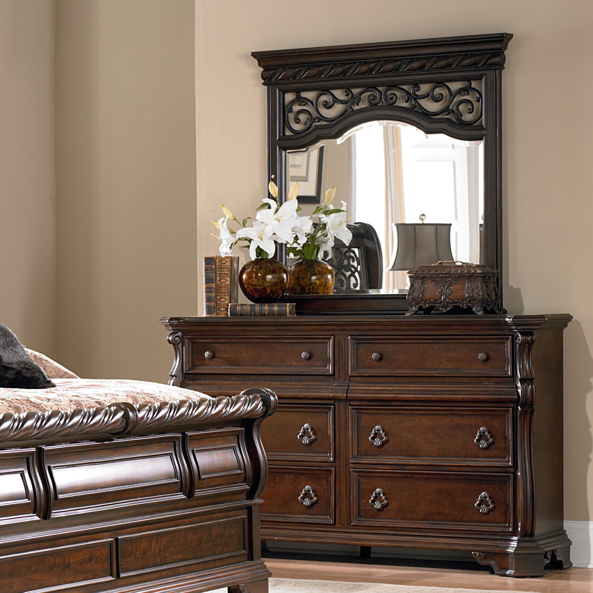 【SALE】バレリーナ Liberty Furniture Bedroom King Sleigh Bed, Dresser and