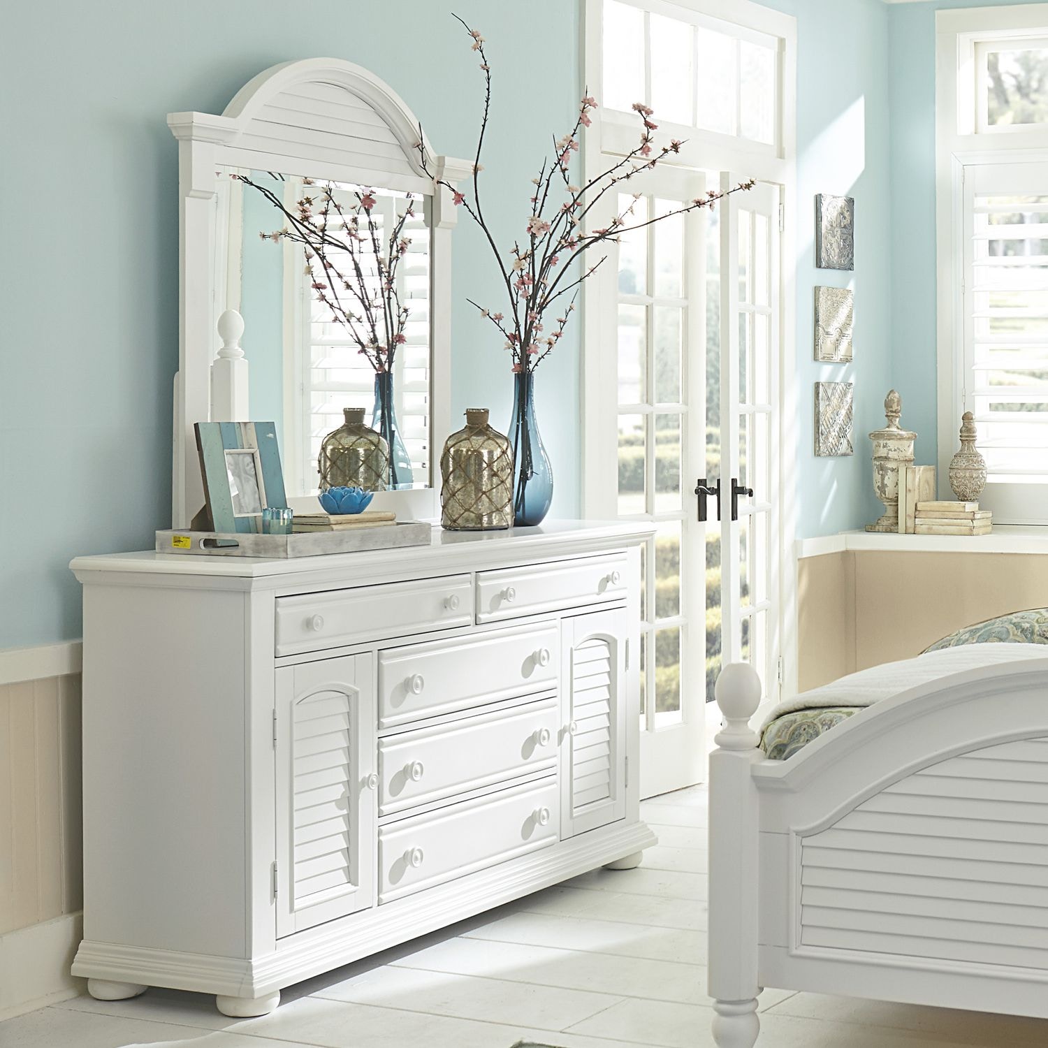 Liberty Furniture Bedroom Queen Storage Bed, Dresser and Mirror, Night  Stand 607-BR-QSBDMN