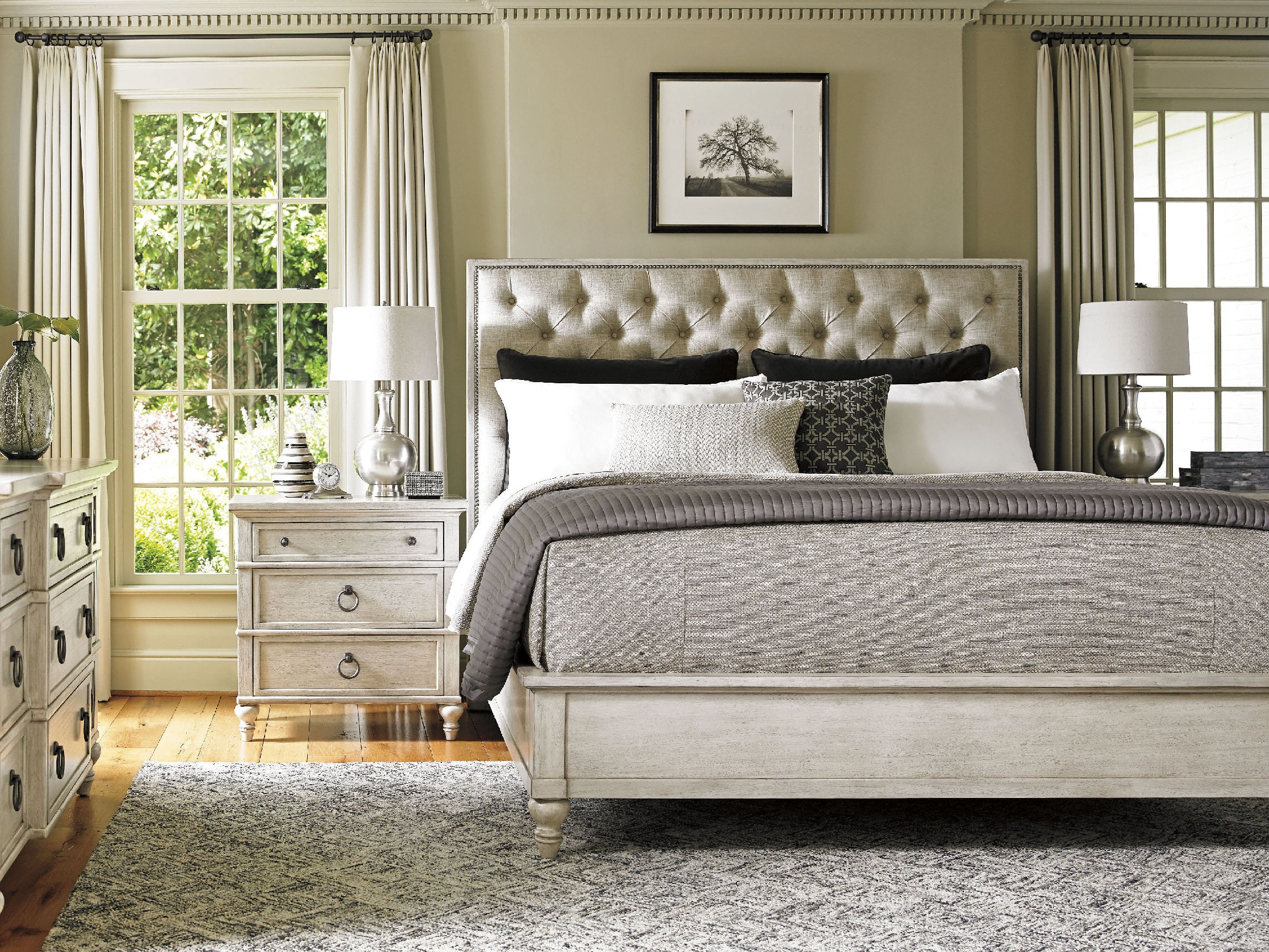 Lexington Bedroom Sag Harbor Tufted Upholstered Bed 5/0 Queen 714133C