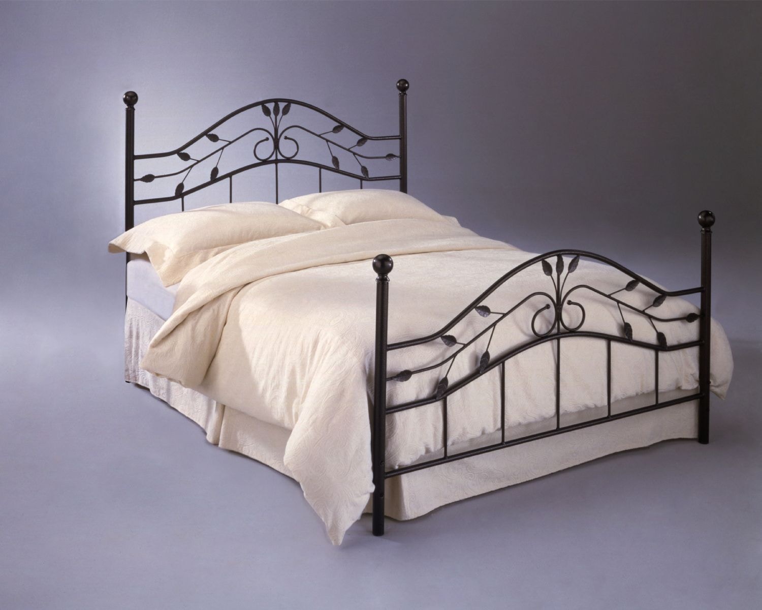Кровать с металлической спинкой