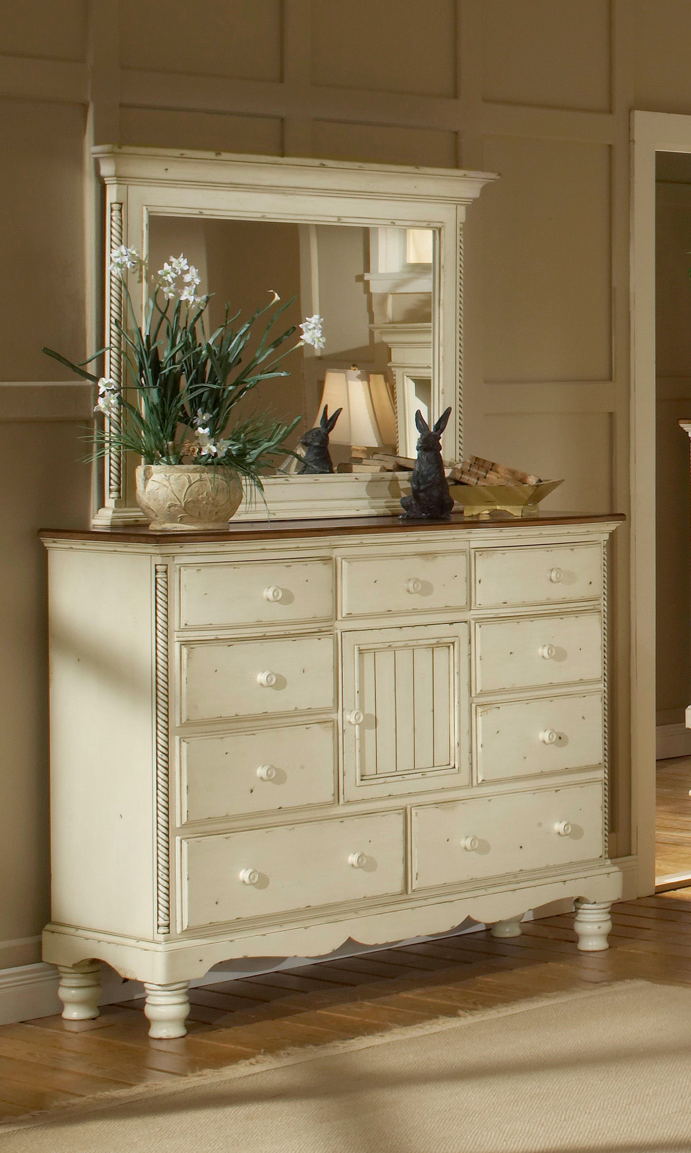 Hillsdale Furniture Bedroom Wilshire Mule Chest 1172 787