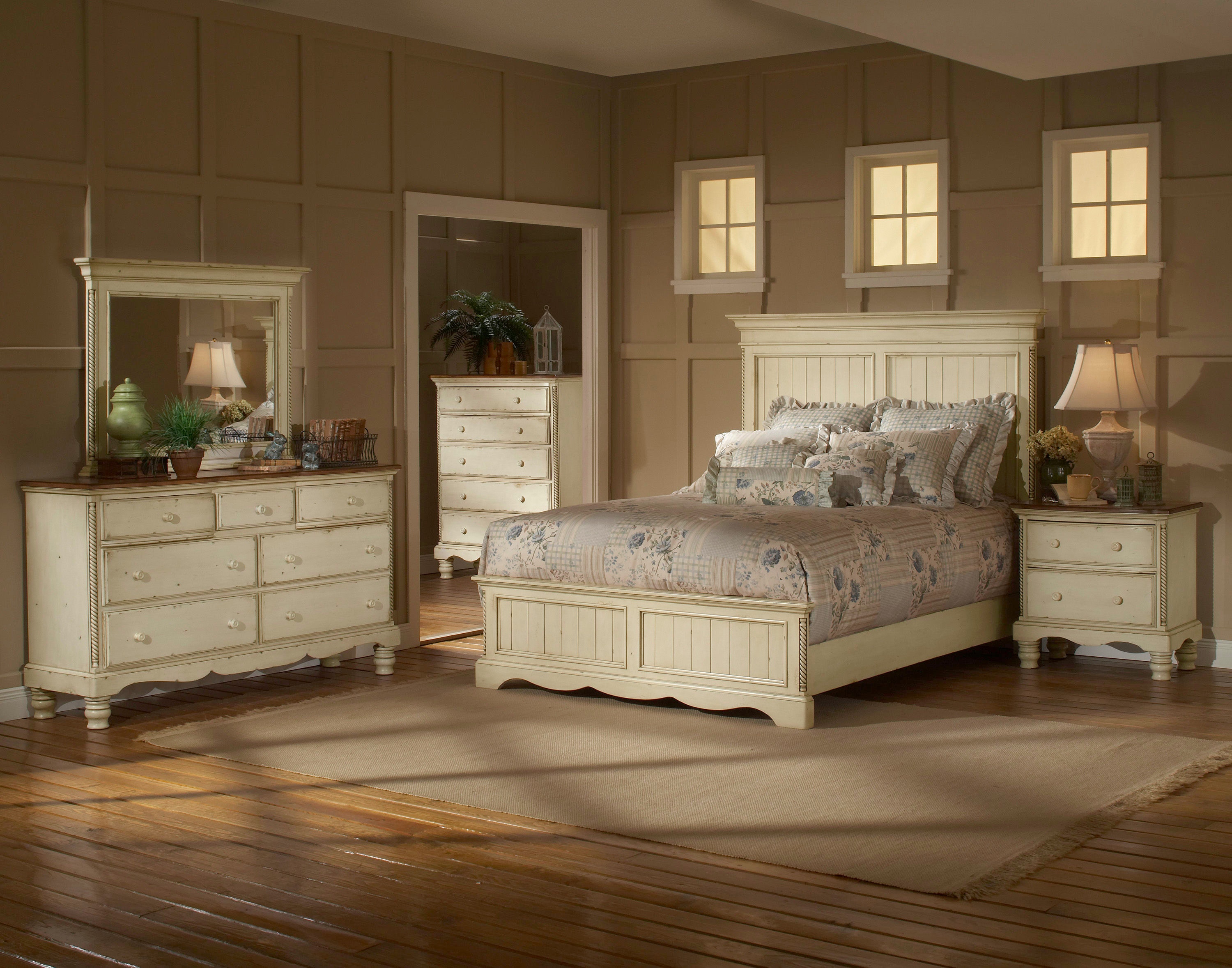 Hillsdale Furniture Bedroom Wilshire Panel Bed King Rails