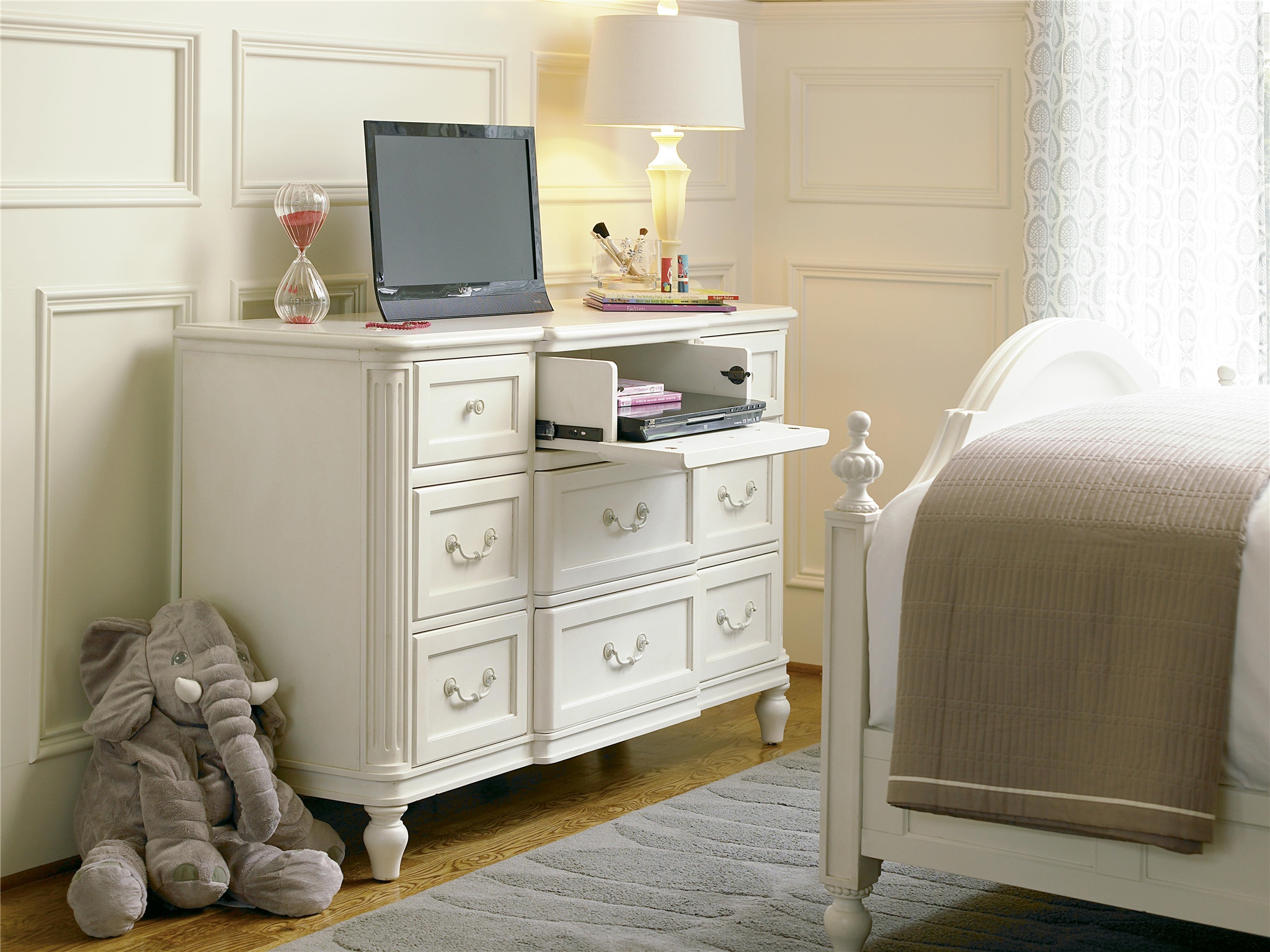 Smartstuff By Universal Youth Gabriella Drawer Dresser 136a002