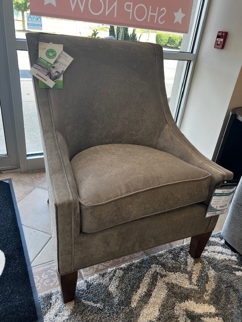 IFR Clearance NEW CLEARANCE PRICE!! New Traditions Accent Chair - by CraftMaster in Burnish 047410