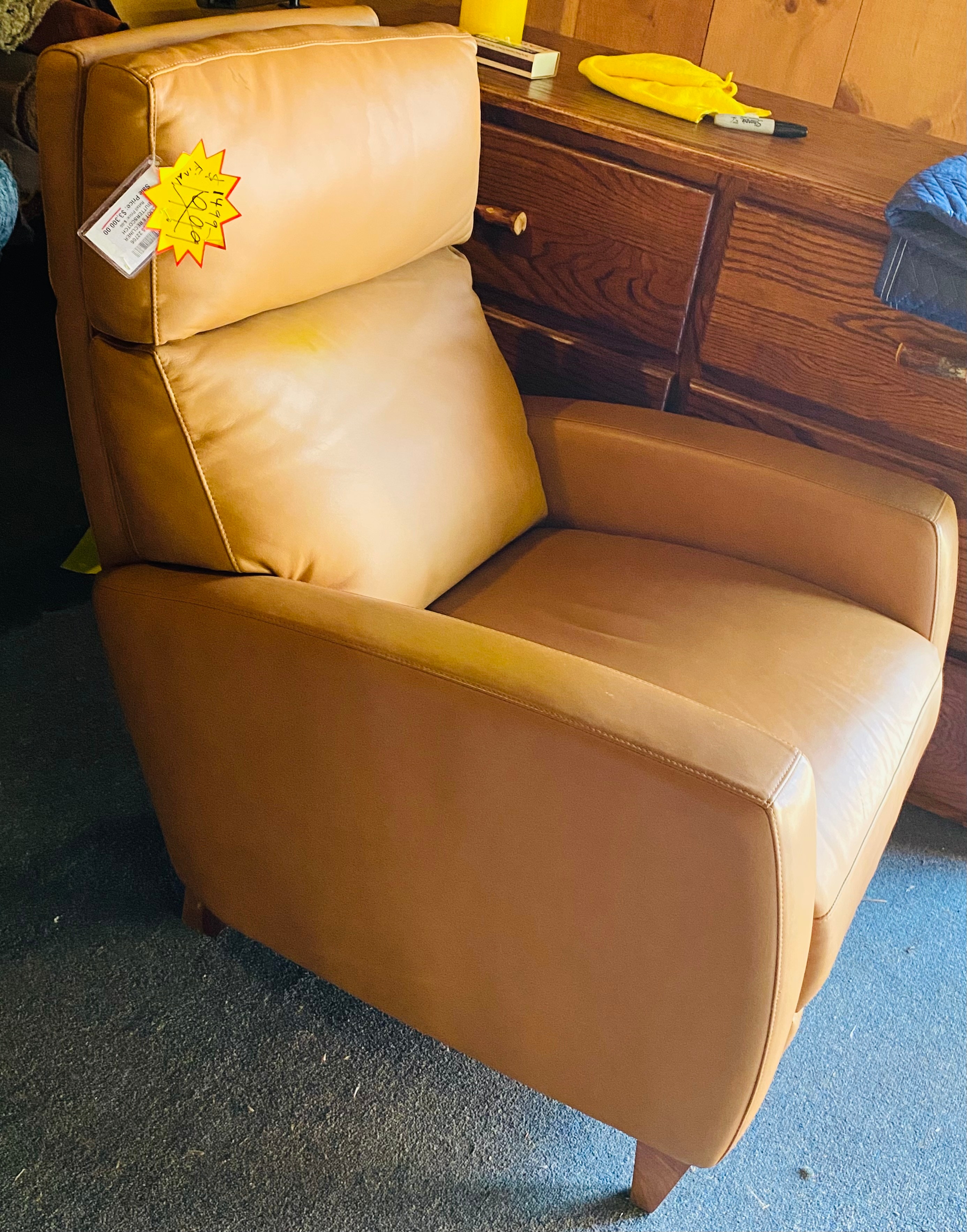 TENT SALE American Leather - Elliot5 Recliner in Butterscotch (SLIGHT STAIN ON HEADREST) DNRAL555