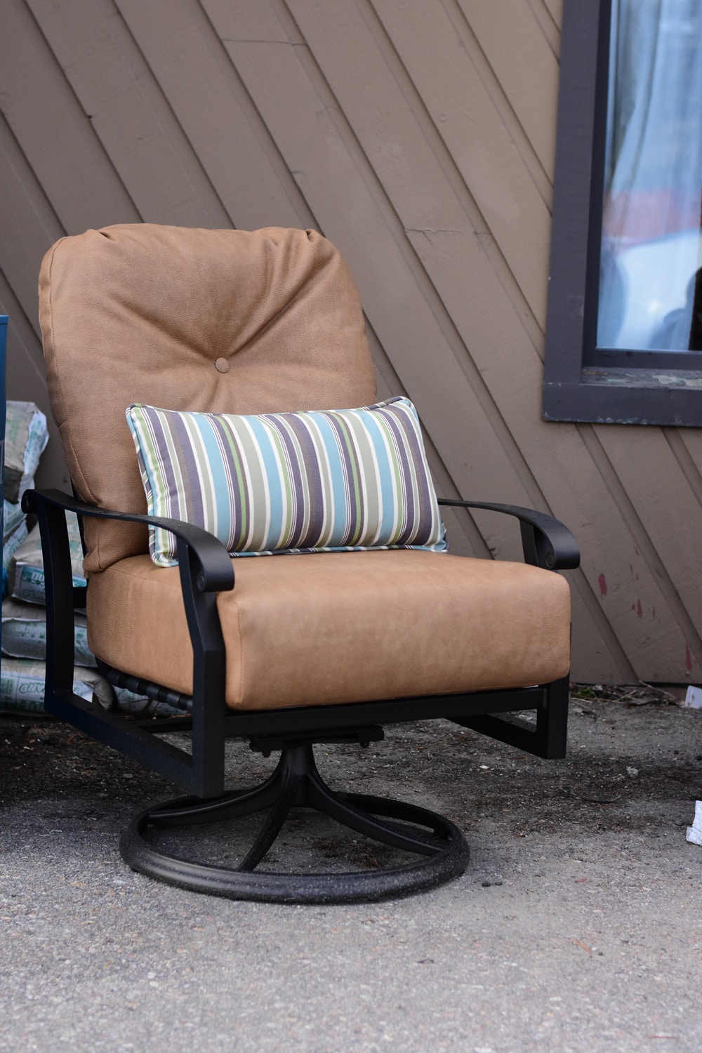  Swivel Lounge Chair 