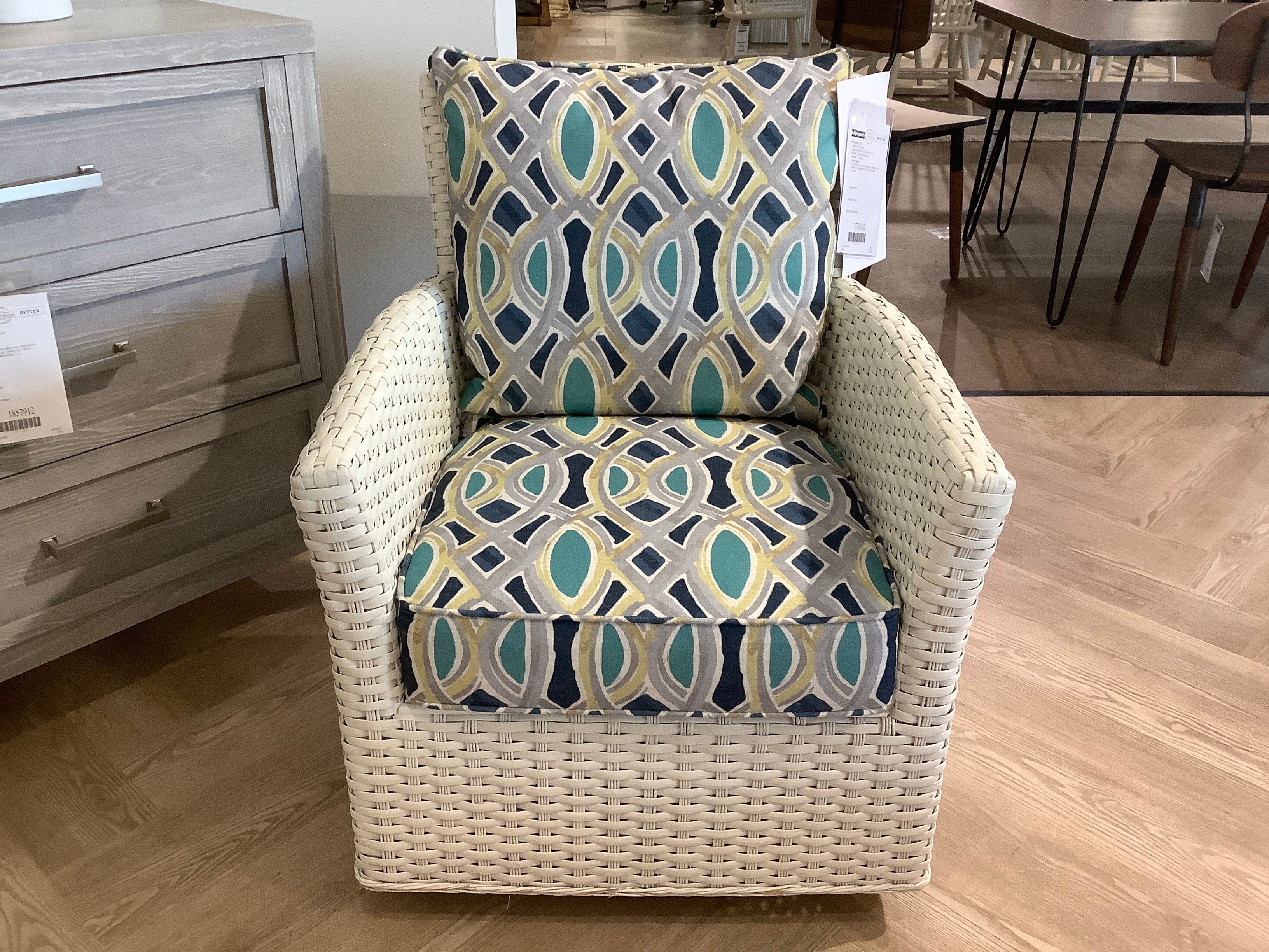 Braxton Culler Patio Breeze Swivel Chair 1914-005,625-61