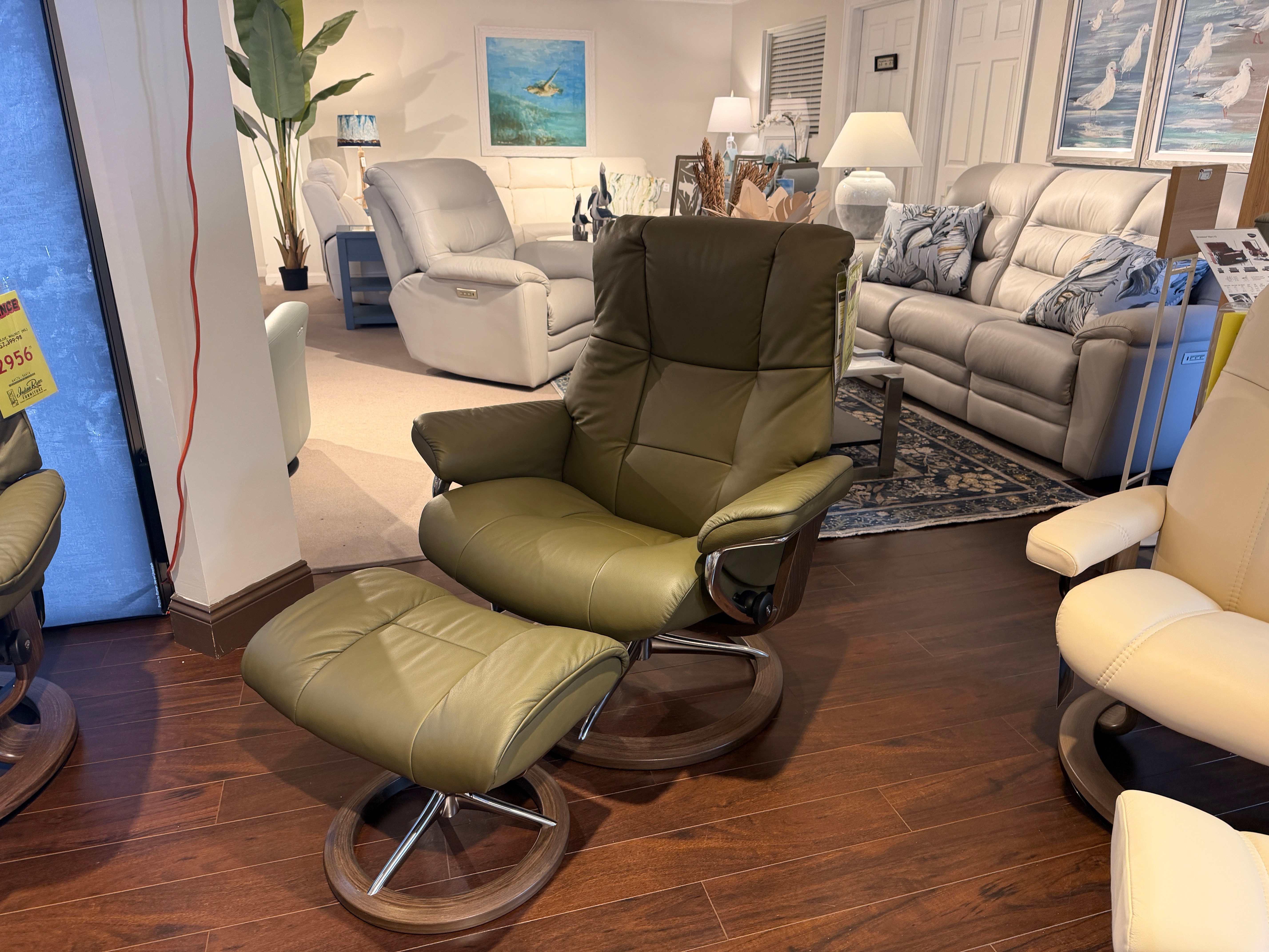 Streless by Ekornes Mayfair in Paloma dark olive with signature base, size large 64178