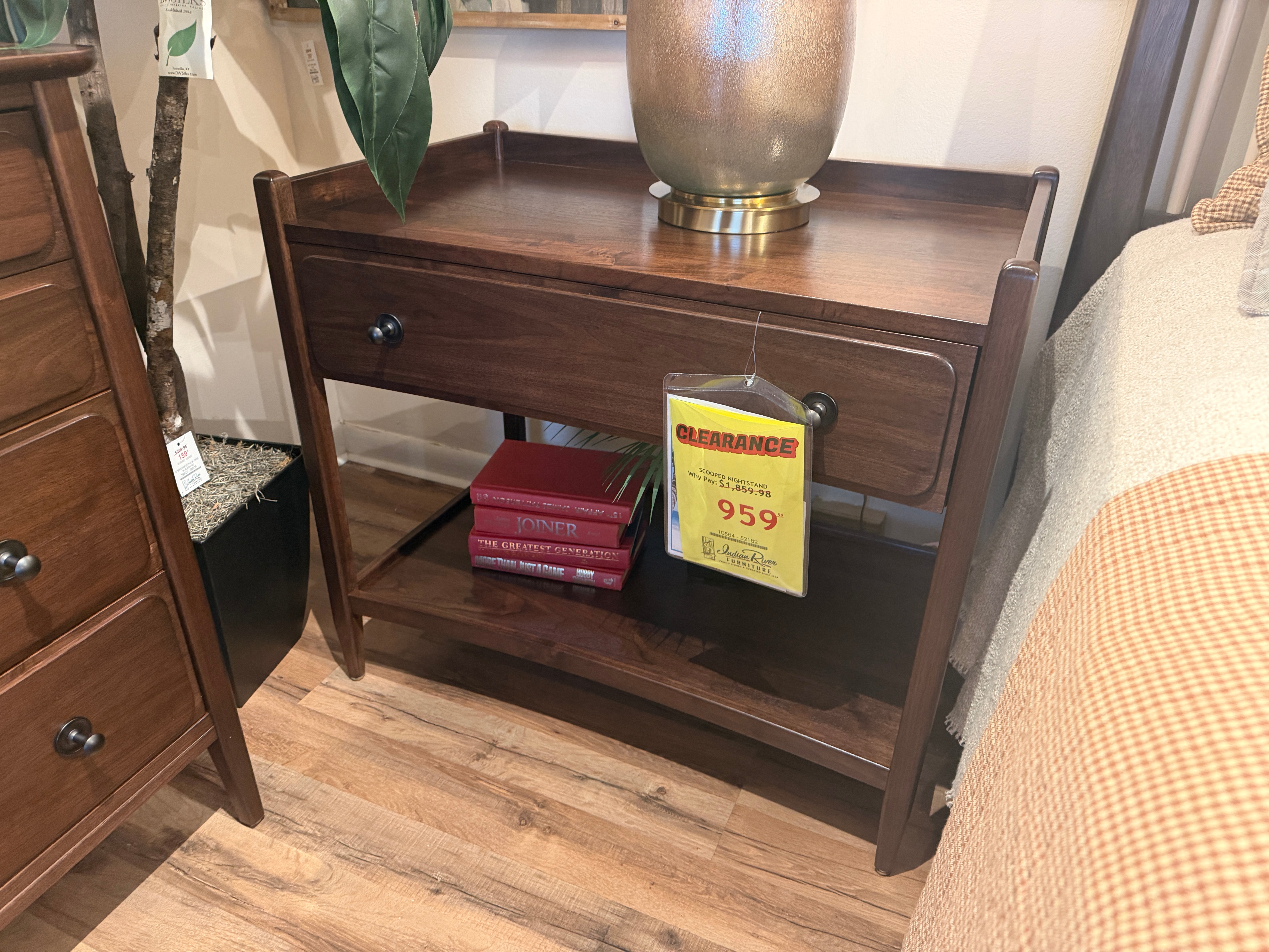 Stickley Hudson valley scooped nightstand 10584