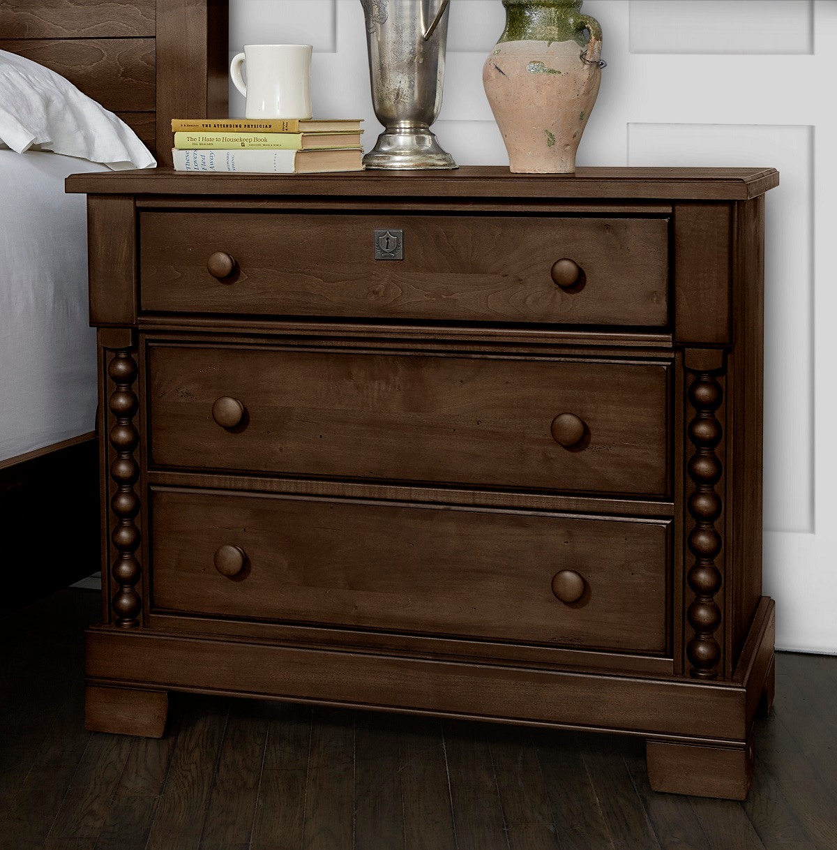 Scotsman Co American Heirloom 3 Drawer Night Stand 180 228