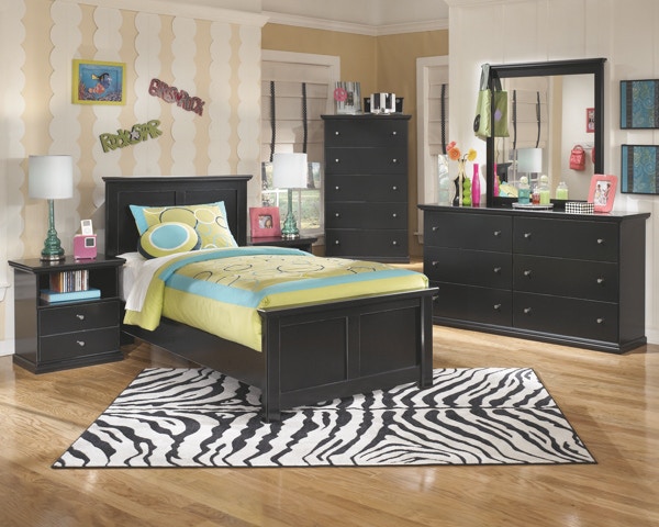 Black panel deals bedroom set