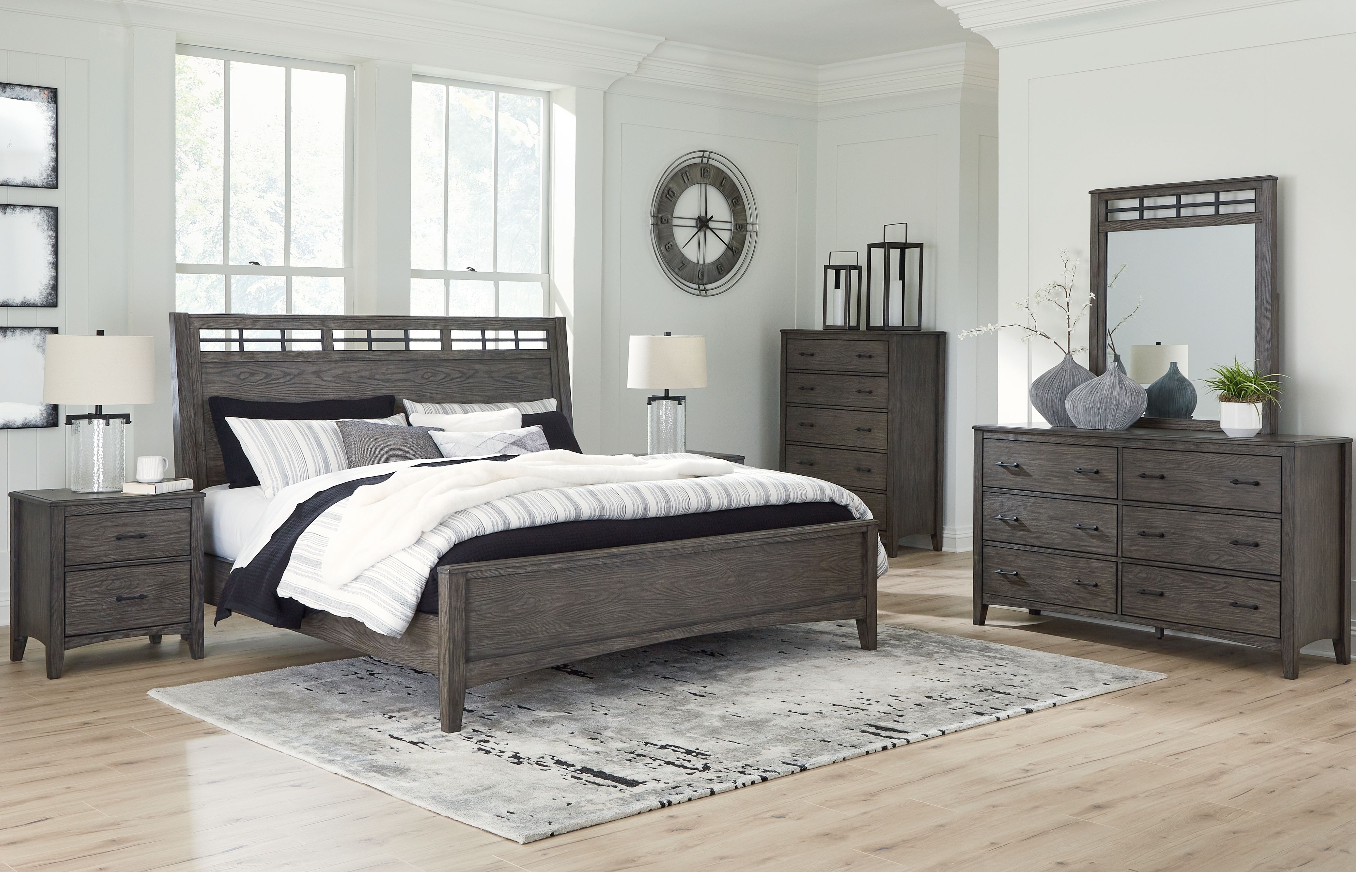 Kanwyn Whitewashed Upholstered King 4 Piece Bedroom Set With