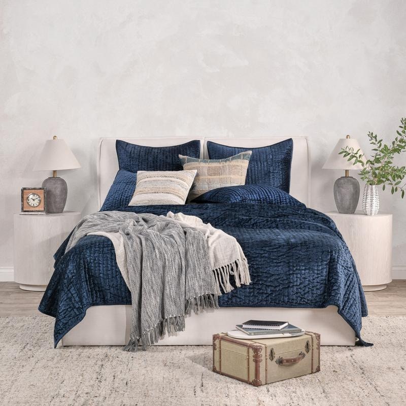 Classic Home Velvet Queen Quilt - Thumbnail 2