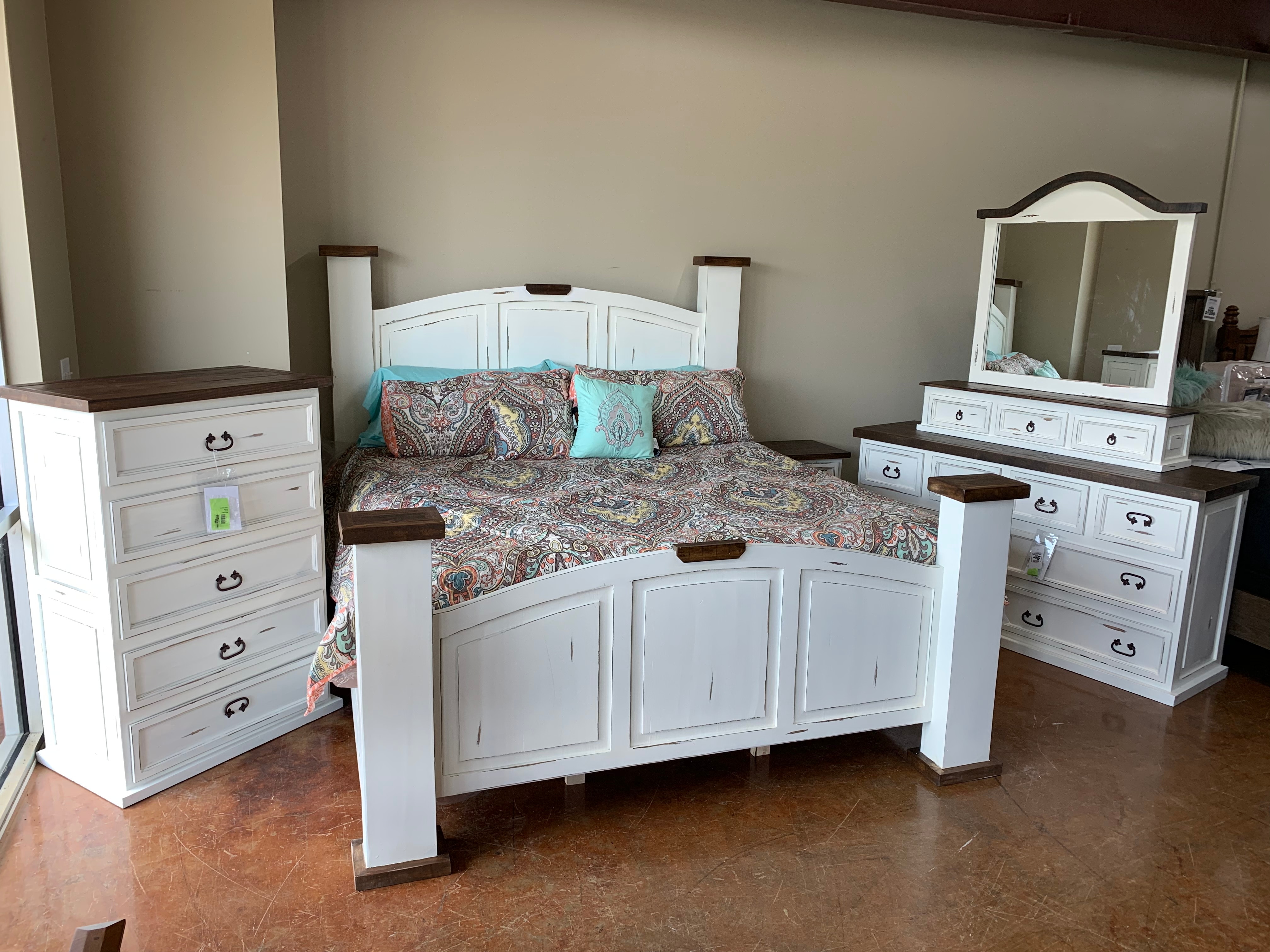 Mo Queenset Antique White Queen Mansion Group Queen Bed Dresser Mirror Chest 1 Night