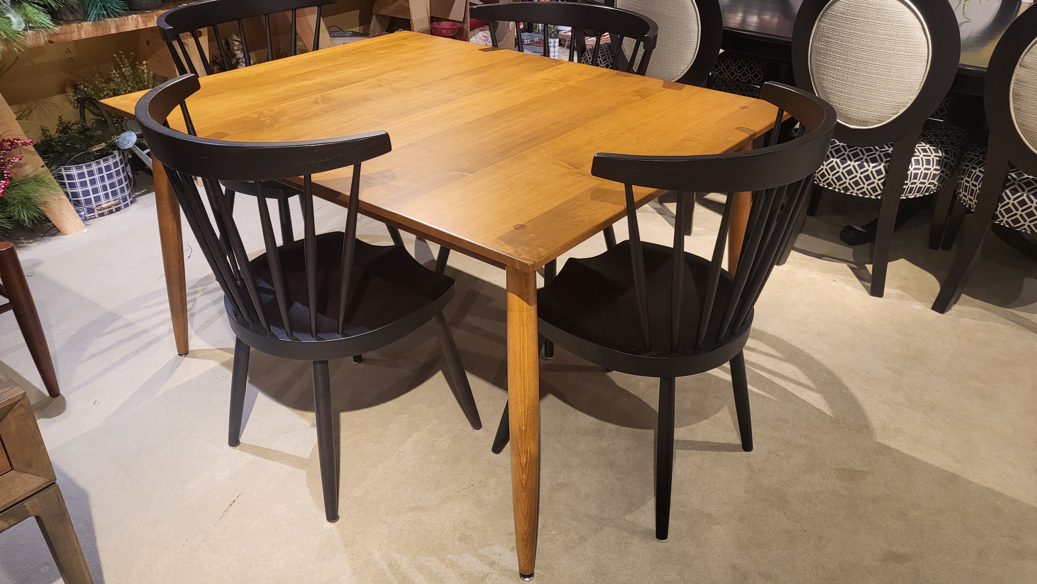 Amish Oak & Cherry Clearance Center Solid Wood Top Dining Table with 4 Side Chairs Peggs