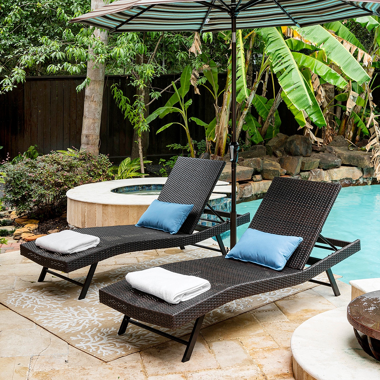 outdoor wicker chaise lounge chairs