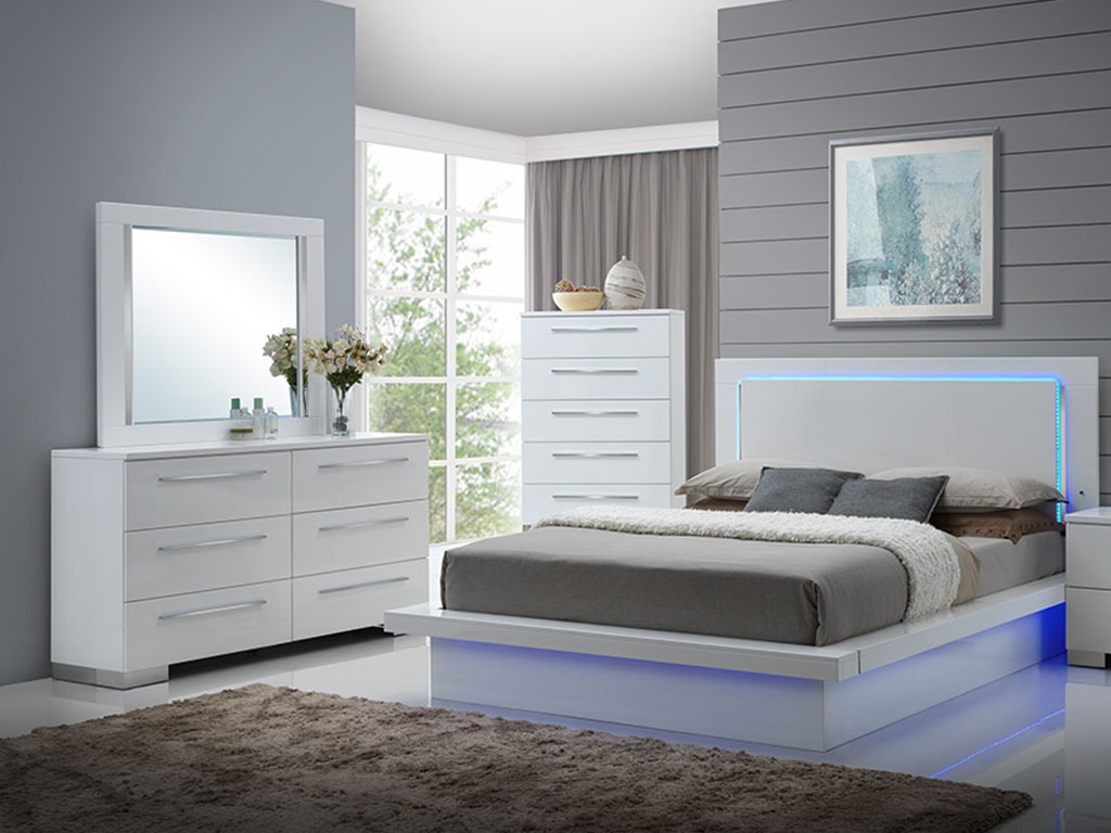 New Classic Bedroom SAPPHIRE 5 Piece Set - Queen Bed, Dresser, Mirror, Nightstand, Chest - WHITE New Classic Bedroom SAPPHIRE 5 Piece Set - Queen Bed, Dresser, Mirror, Nightstand, Chest - WHITE