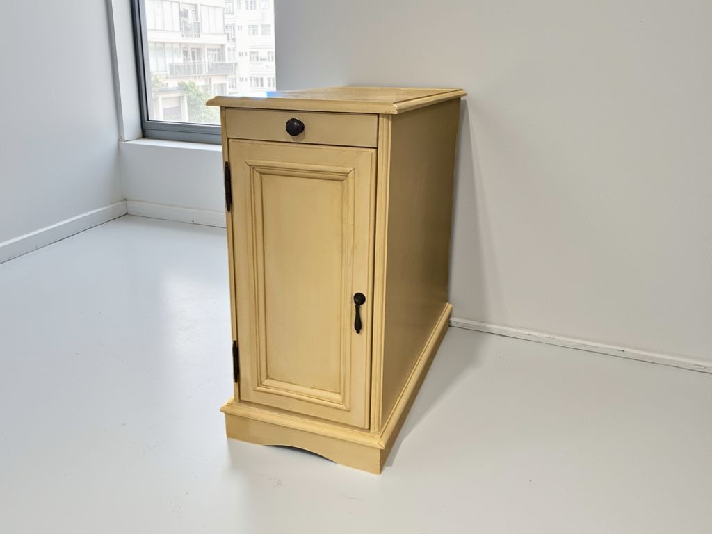  Chairside Table 900627