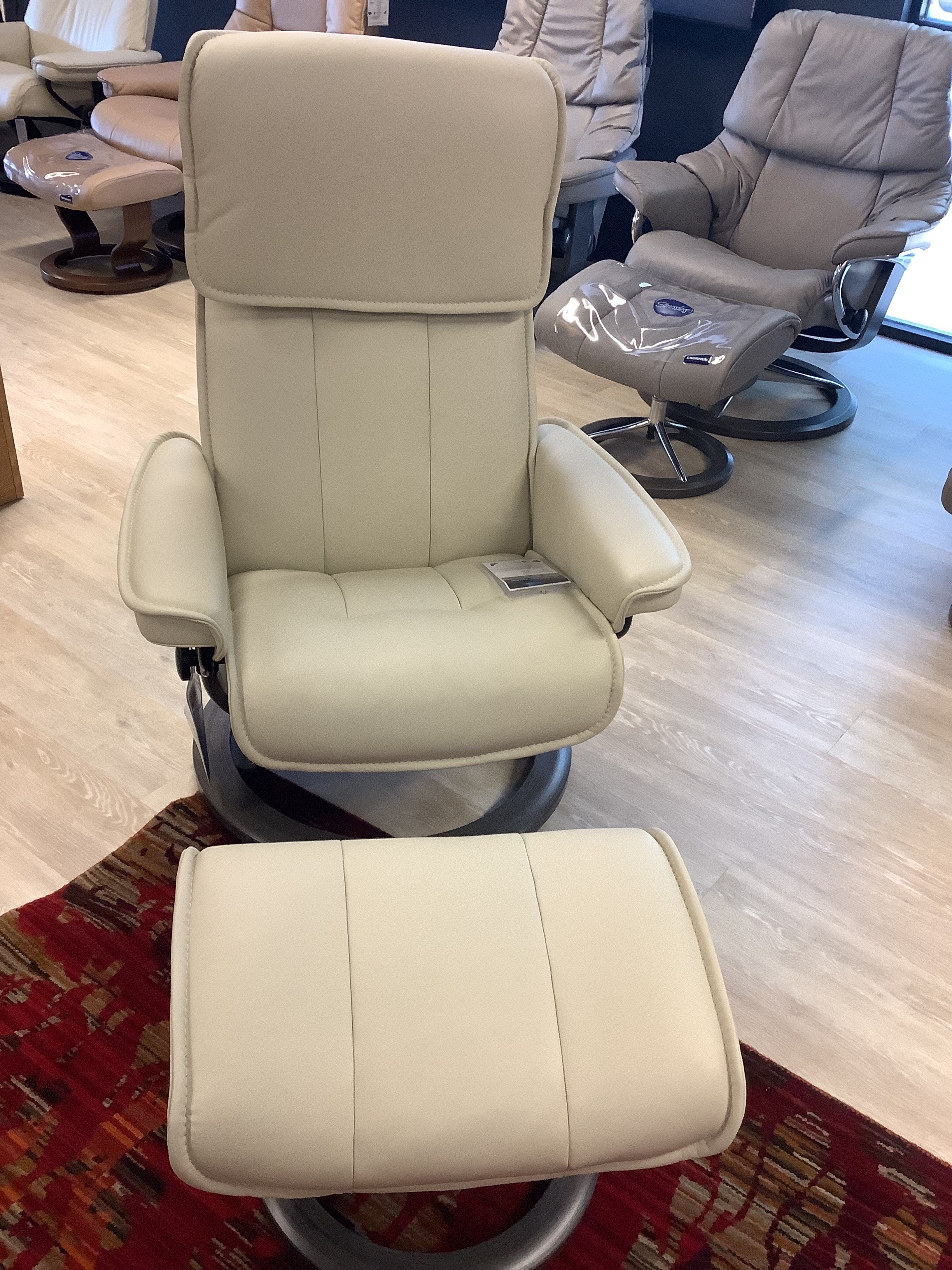 Stressless Admiral In Paloma Light Grey w Grey Classic Base