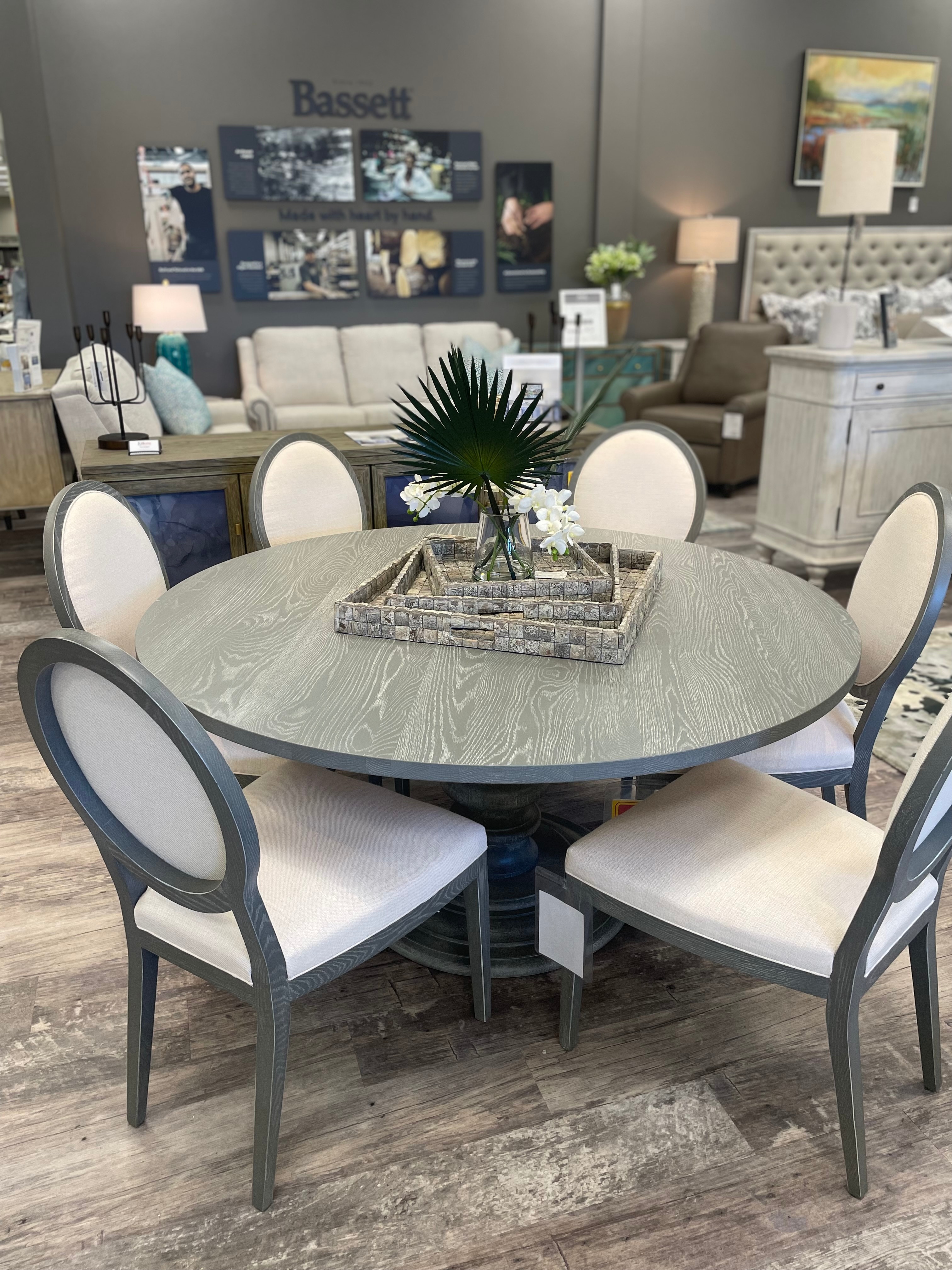 Bassett TABLE AND 6 CHAIRS RNDDININGSET J&K Home Furnishings Myrtle