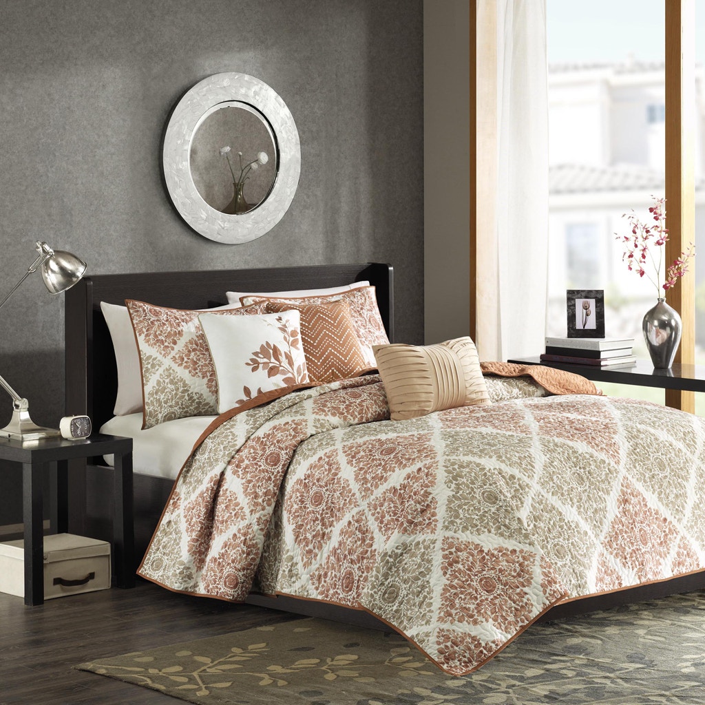 Hampton Hill Bedding Claire 6 Piece Printed Quilt Set with Throw Pillows MP13-1422
