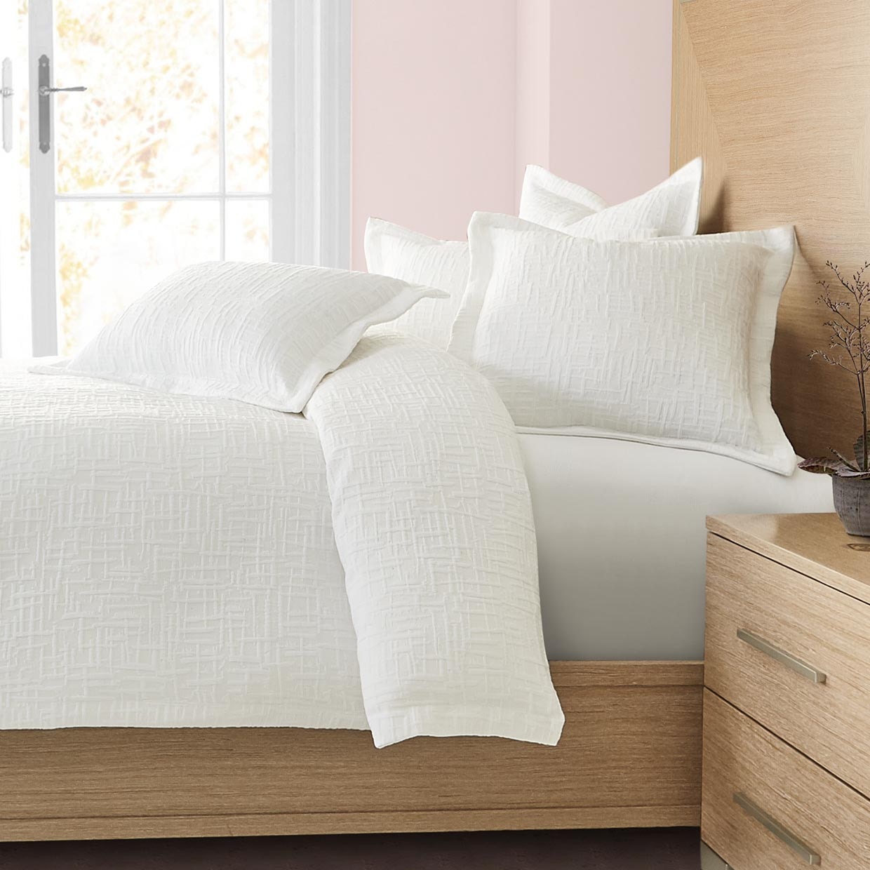 Michael Amini Furniture 5pc Queen Duvet Set White BCS-QD05-HILTN-WHT